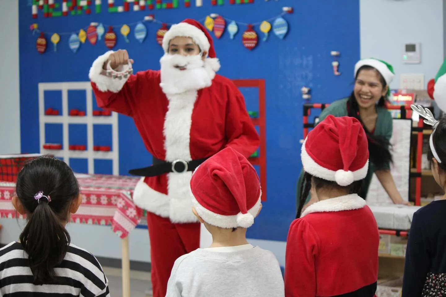 🎄🎄🎄COCOLO's Christmas Program 2024🎄🎄🎄

クリスマスプログラム2024を実施しました🎅今回の英語アクティビティはクリスマスクッキーのデコレーション🍪​🎄個性豊かなクッキーが出来上がりました👨&zwj;🍳👩&zwj;🍳サンタと英語でやり取りしたり、ソリ🛷に乗ったり、その他色々な英語コンテンツに取り組みました✨💝今年もCOCOLOのクリスマスプログラムを通して、英語で遊び、学び、楽しむことができたならとても嬉しく思います😊ご参加頂い