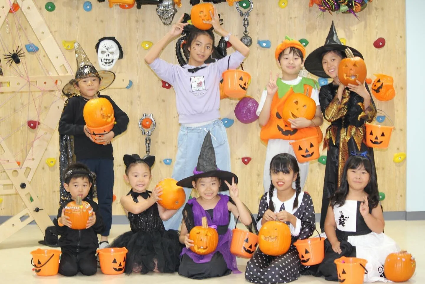 🎃👻😈Halloween Program 2024🎃👻😈

ハロウィンプログラム2024を実施しました✨COCOLO定番のジャックオーランタン、パンプキンデコなどの英語アクティビティはもちろん、その他多くのコンテンツを通して、英語で遊び、学び、楽しんだ時間でした🙌💞キッズ達の仮装やメイクもとても素敵でした‼️COCOLOのハロウィンプログラムがお子達にとって良い思い出になったならとても嬉しいです。ご参加頂いた皆様本当にありがとうございました🎃

ハロウィンプログラム2024のア