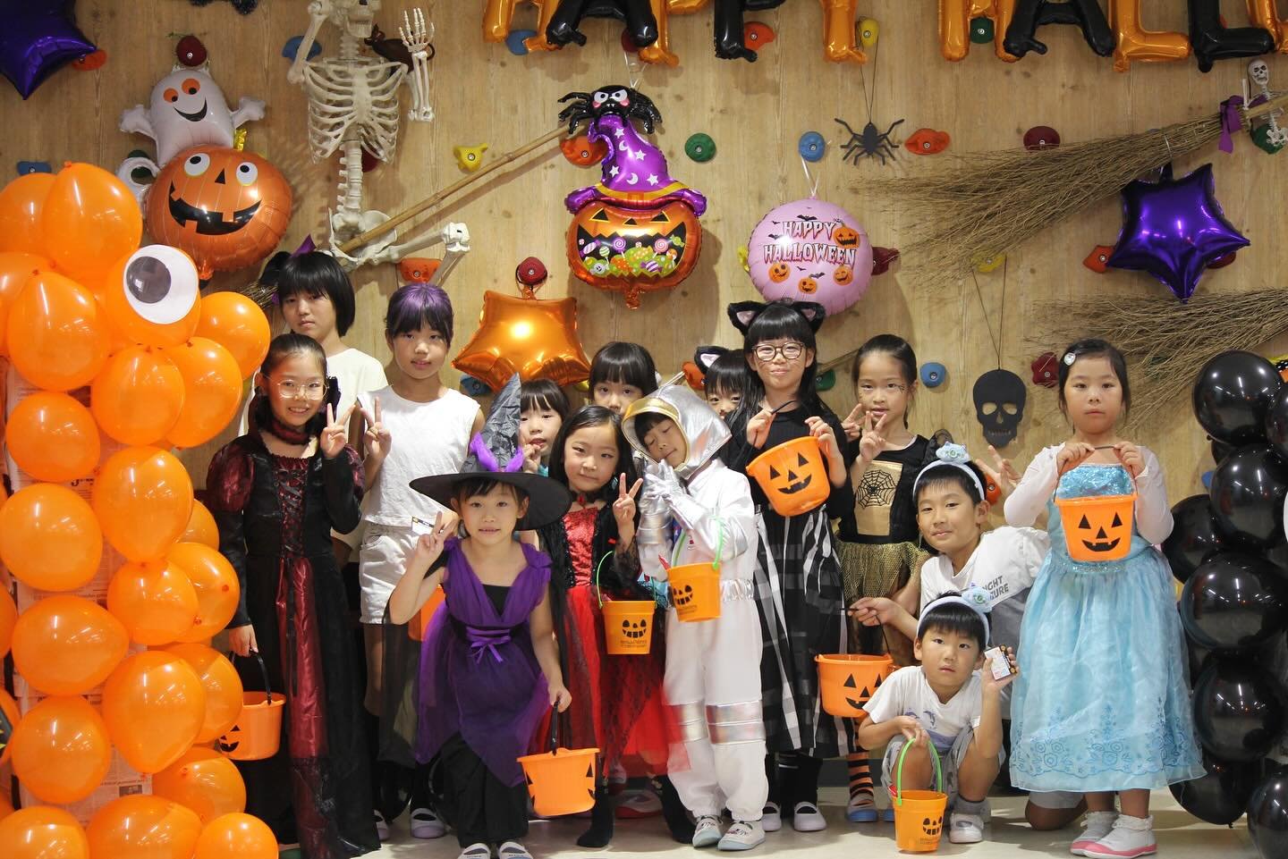 🎃🍭Halloween Program 2025🍭🎃

ハロウィンプログラム2025を実施しました✨✨✨

今年も思い思いの仮装やメイクで参加してくれたキッズたちと一緒に、 あっという間の2時間半の英語プログラムとなりました🎃 

ジャックオーランタン作りやパンプキンデコの英語アクティビティに加えて、 モンスター作りやおばけ屋敷などの英語コンテンツも盛りだくさん！👻✨ 

みんなで一緒に、ハロウィンを通して英語で遊び、学び、楽しむことができました。 COCOLOのハロウィンプログラム