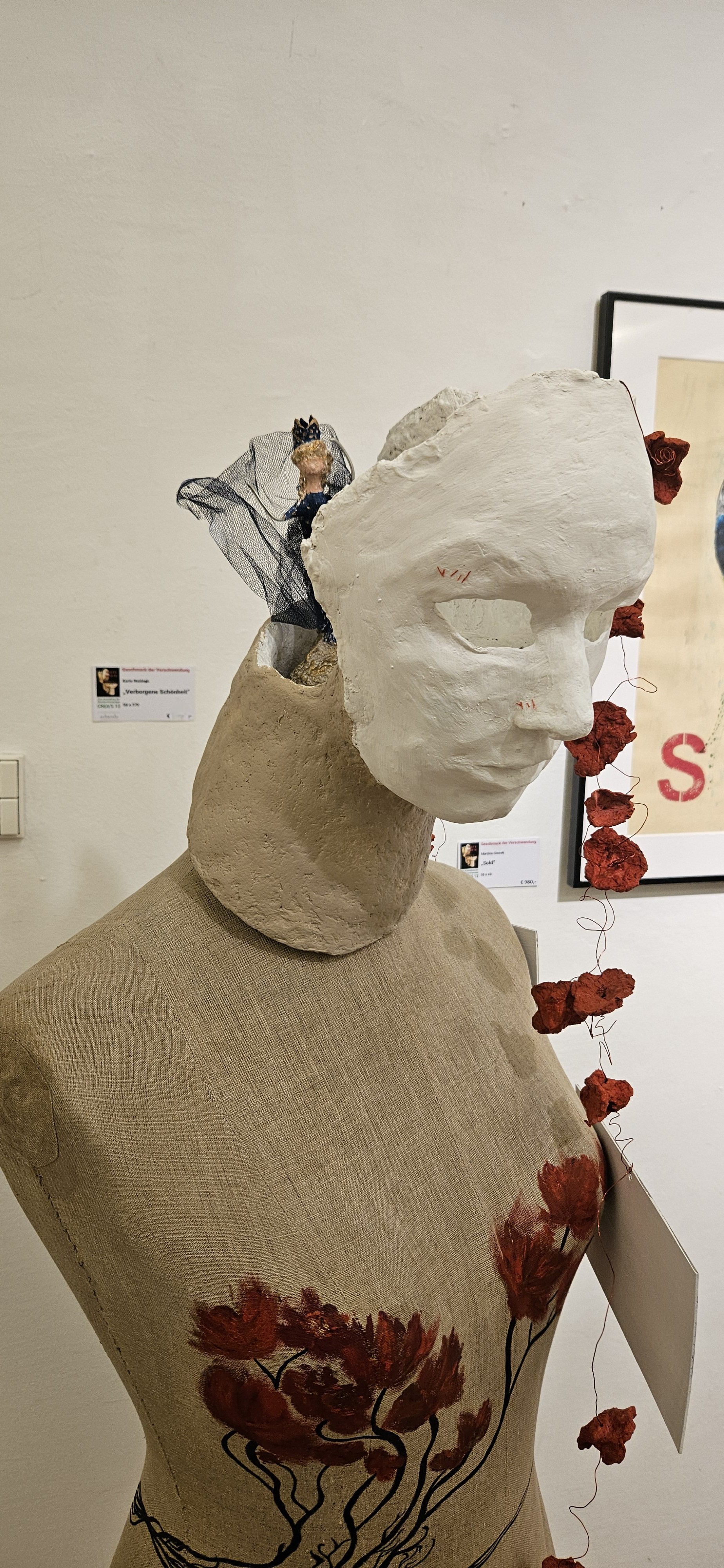 Damenschneiderpuppe - Kopf aus Gips und Pappmaché, mit Acrylfarben bemalt, Haare aus Draht und Pappmachéblüten, 10/2025