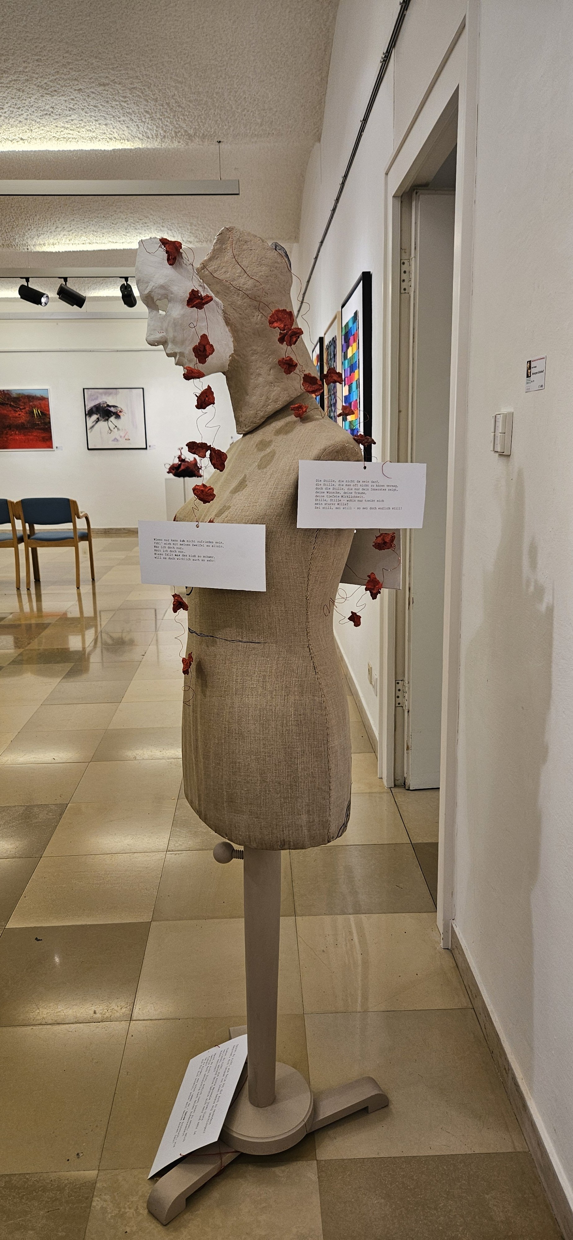 Damenschneiderpuppe - bestückt mit Gedanken und Gedichten - für die Ausstellung "Geschmack der Verschwendung" - näheres siehe Menüpunkt "Ausstellungen"