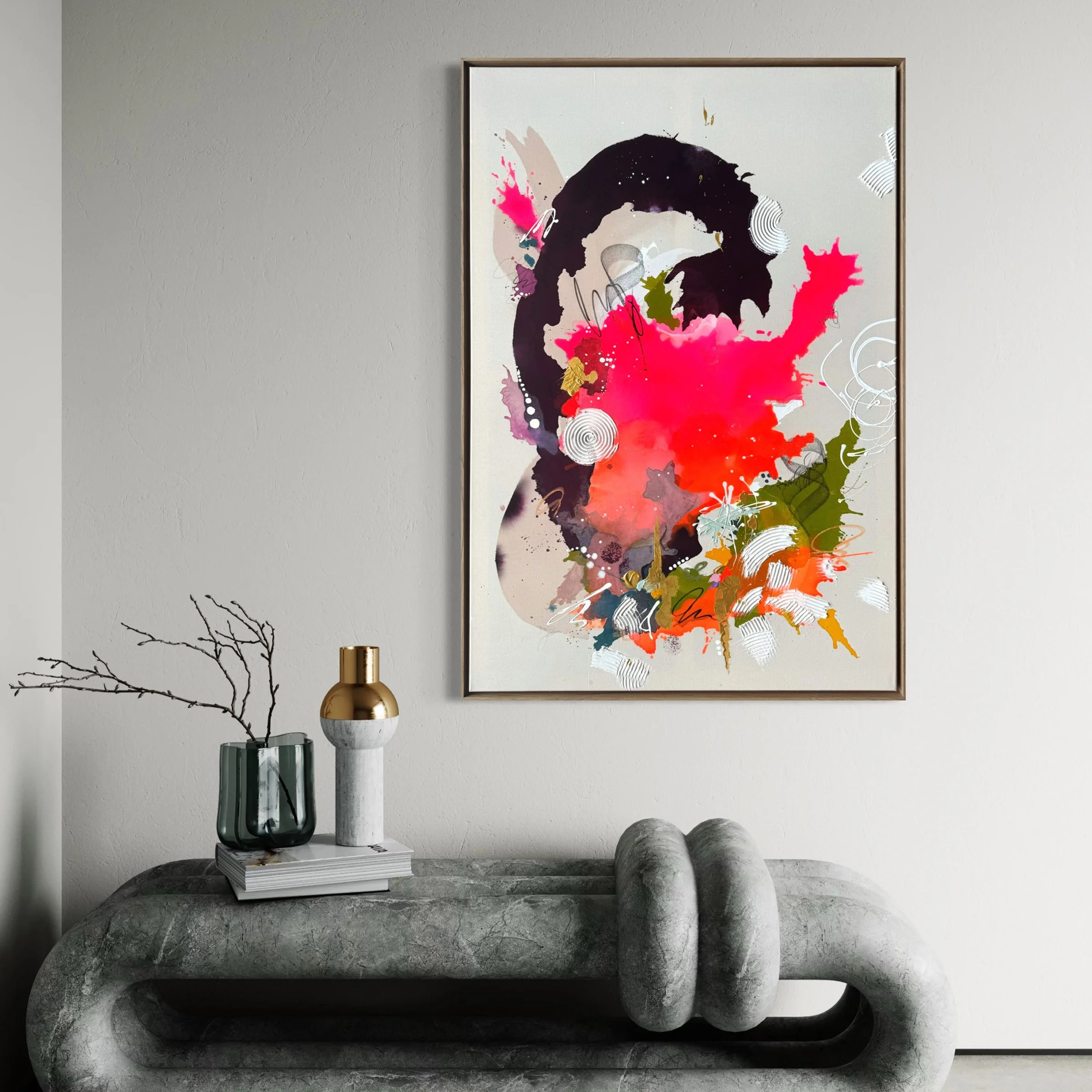 Abstraktes Wandbild mit bunten Farben und schwarzen Konturen, in einem modernen Raum über einer Steinkonsole