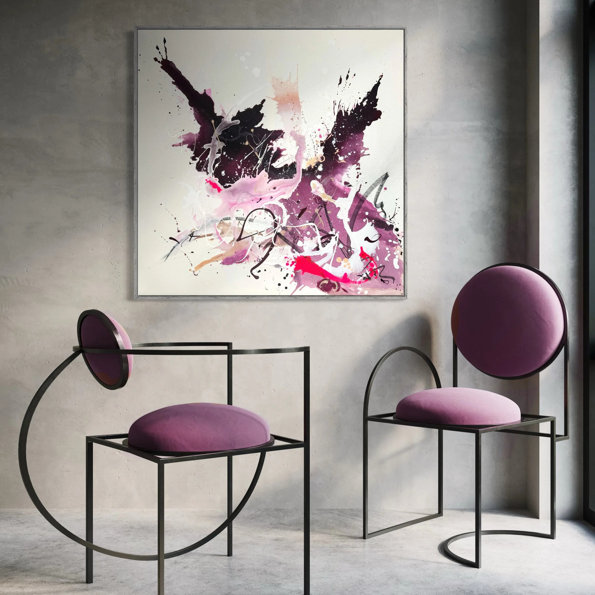 Moderne Kunstgalerie mit abstraktem Gemälde in Pastellfarben, umgeben von modernen Stühlen mit pinken Kissen, in einem Raum mit grauen Wänden.