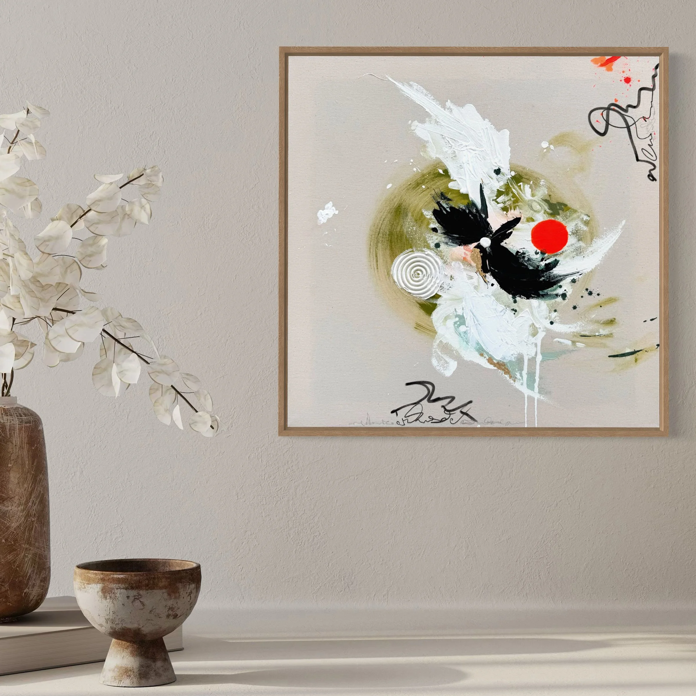 Abstrakte Kunst an der Wand mit weißen, schwarzen, roten und grünen Farbschlieren, druckenden Linien und Texturen, in einem Holzrahmen.