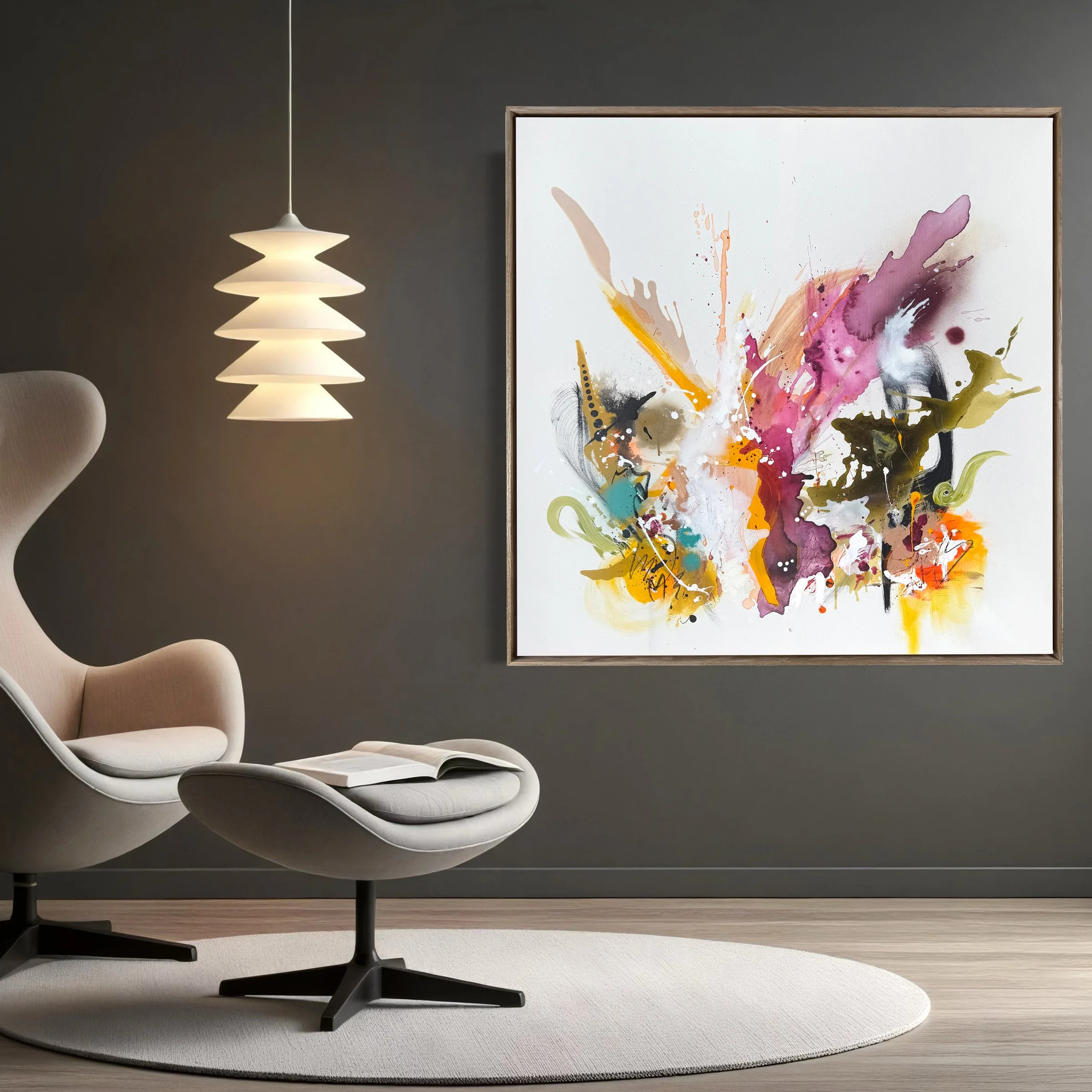 Moderner Sitzsessel mit Fußhocker, ein offenes Buch auf dem Hocker, eine weiße Pendelleuchte, ein abstraktes Kunstwerk an der Wand im Wohnzimmer