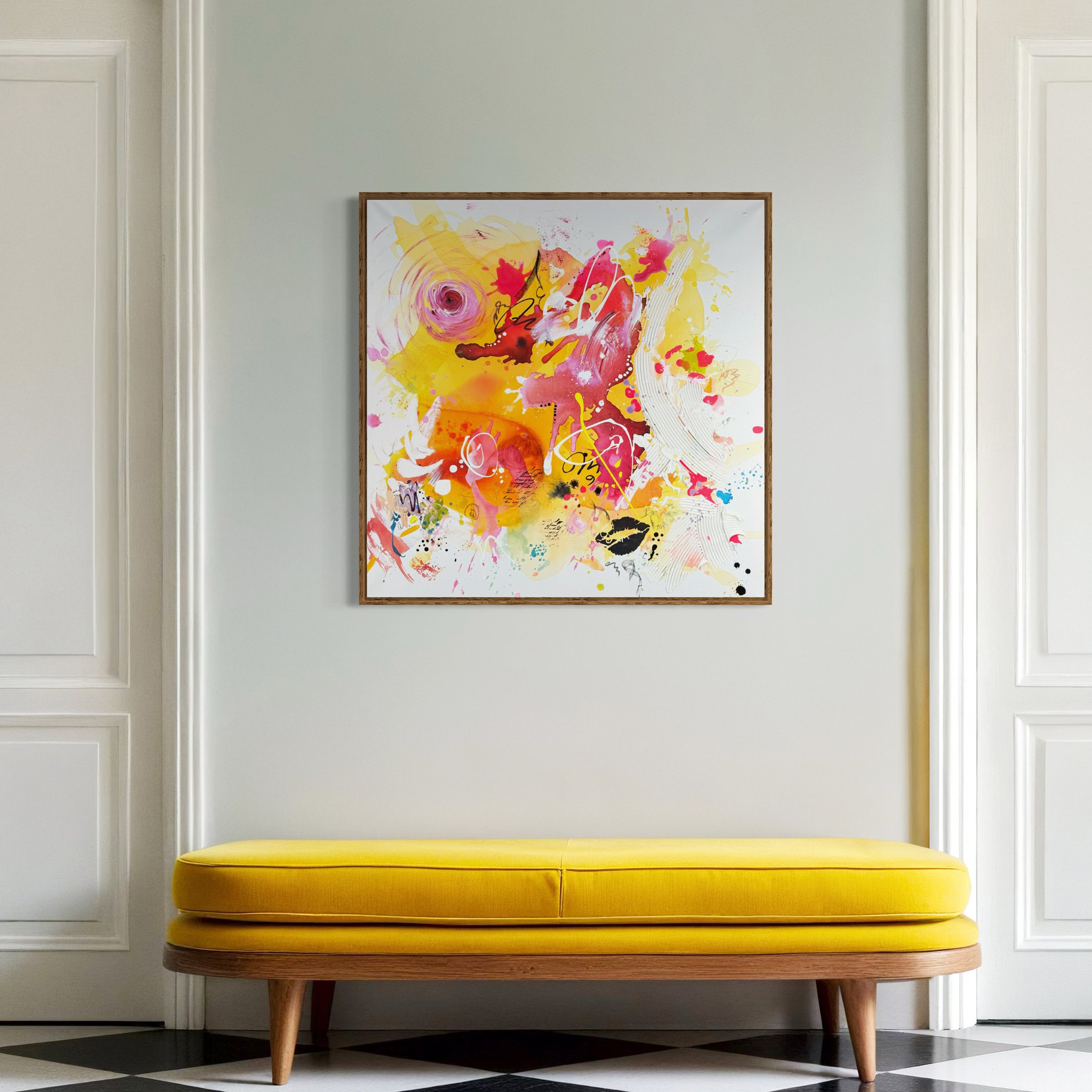 Abstraktes Gemälde mit bunten Farben über einem gelben Sitzbank in einem weißen Raum mit Doppeltüren.