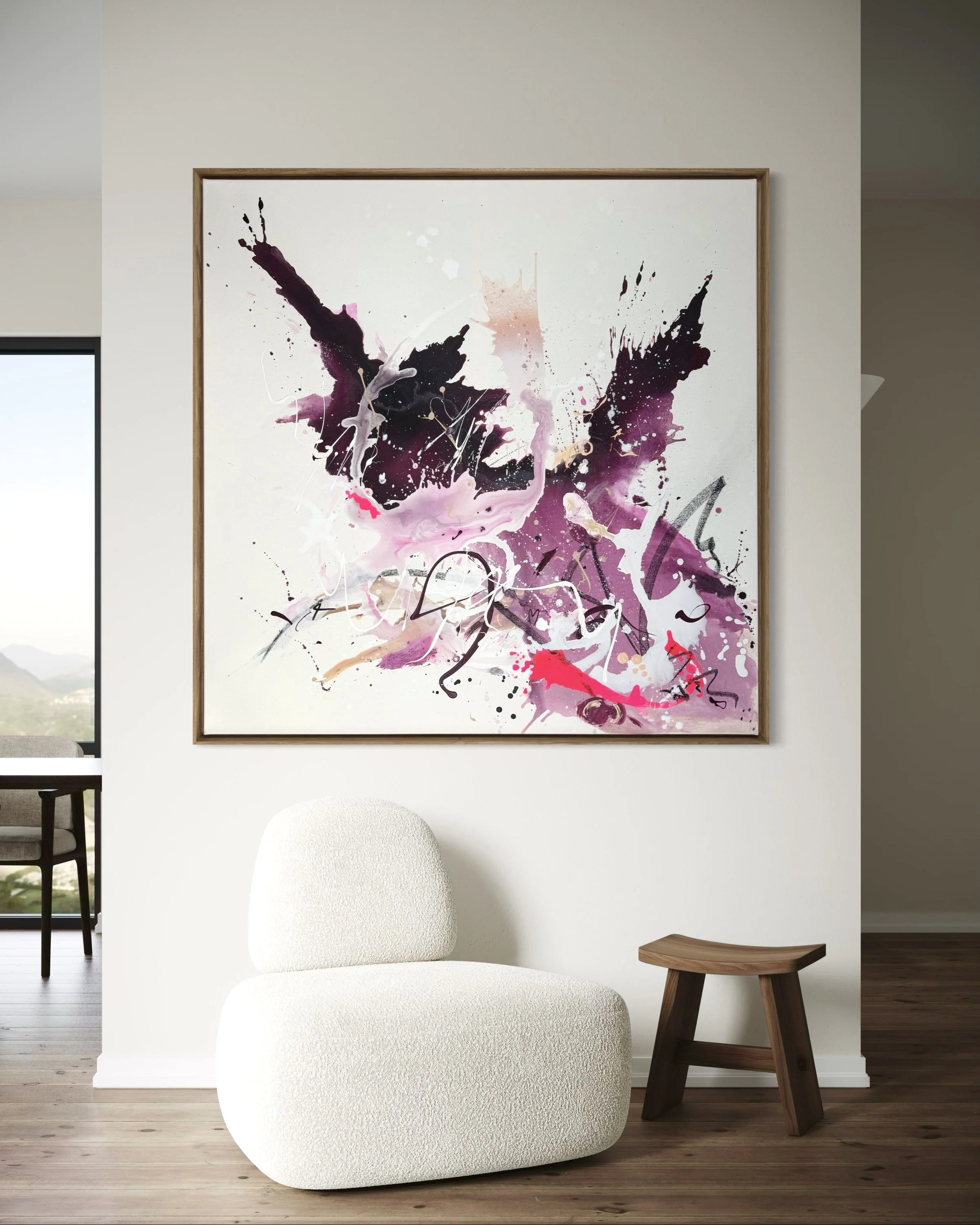 Abstraktes Gemälde mit schwarzen, pinken und lila Farbklecksen an einer Wand in einem modernen Wohnzimmer.