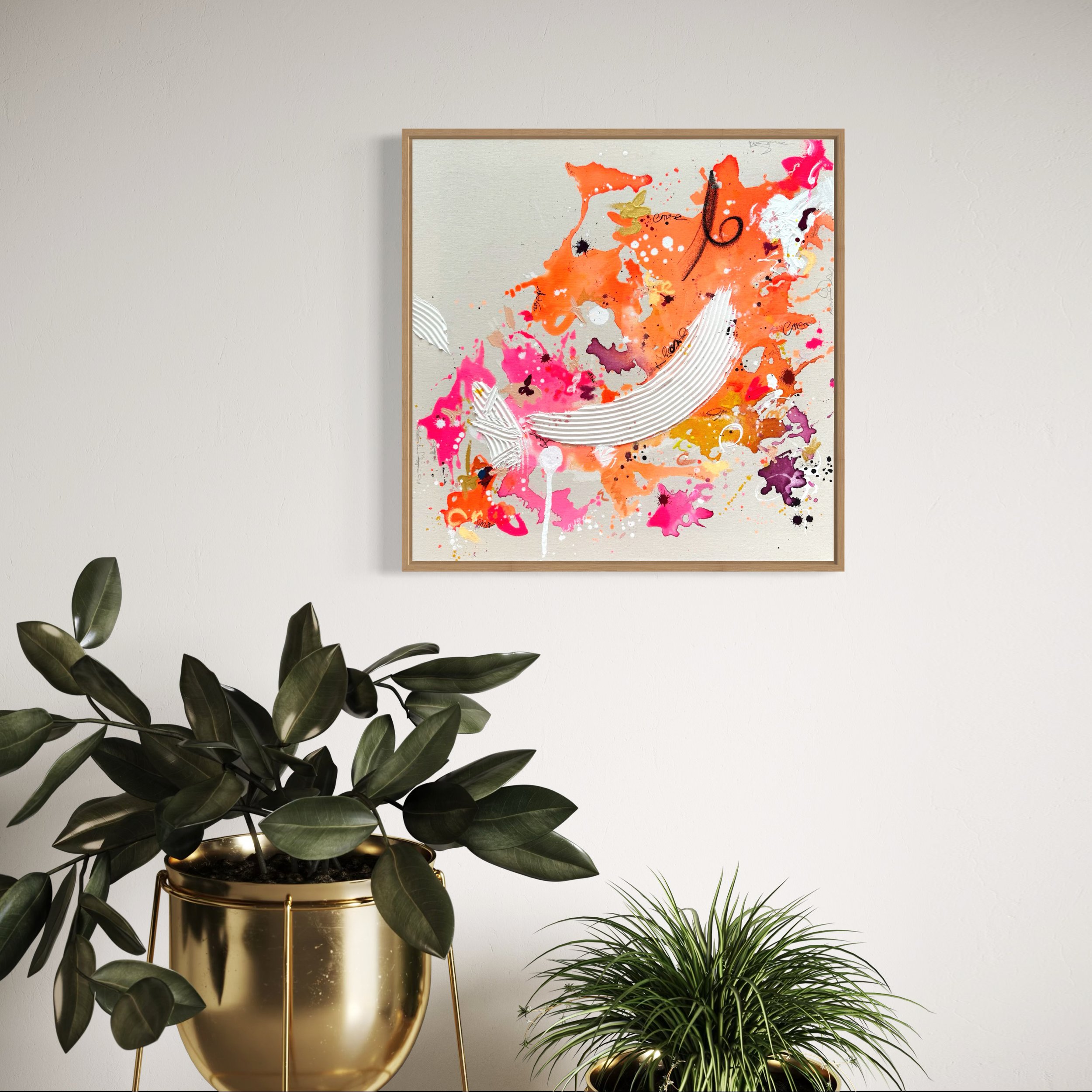 Abstraktes Gemälde mit leuchtenden Farben und weißen Strukturen, an der Wand eines Wohnzimmers, mit zwei Pflanzen im Vordergrund, einer großen dunklen Efeupflanze in einer goldenen Topf und einer kleineren, grünen Pflanze.