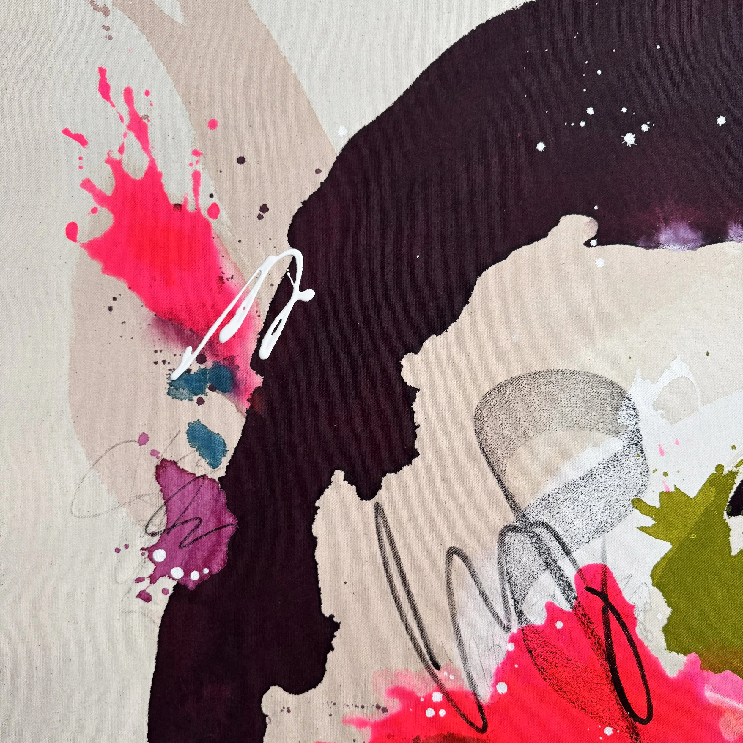 Abstrakte Kunst mit dunklen, hellen und leuchtenden Farbspritzern und Linien, inklusive pinken, grünen und schwarzen Akzenten.