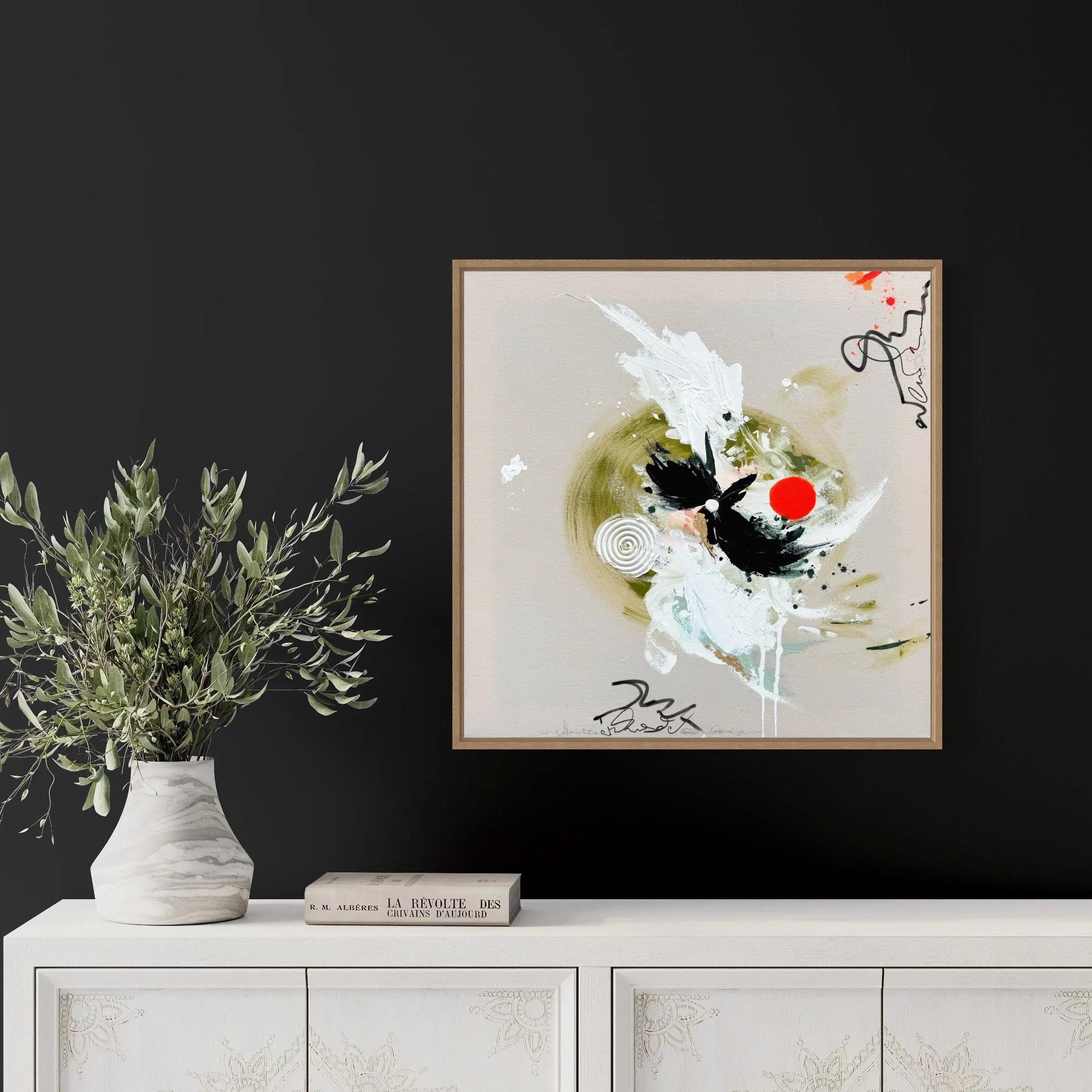 Moderner abstrakter Kunstdruck an dunkler Wand mit einer weißen Kommode, Olivenzweig in einer weißen Vase und einem Buch