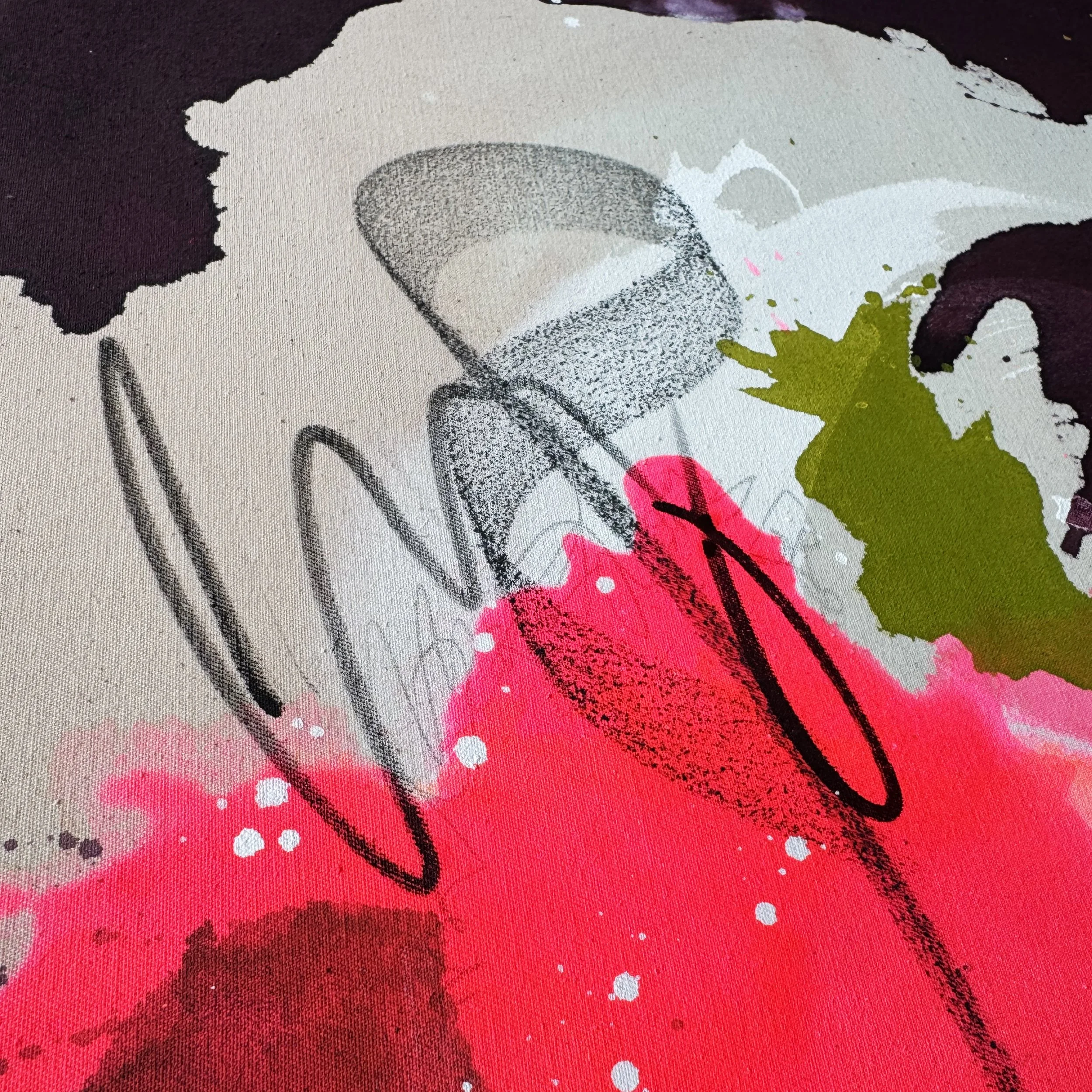 Abstrakte Kunst mit bunten Farbspritzern, schwarzen Linien und einer Graustufung.