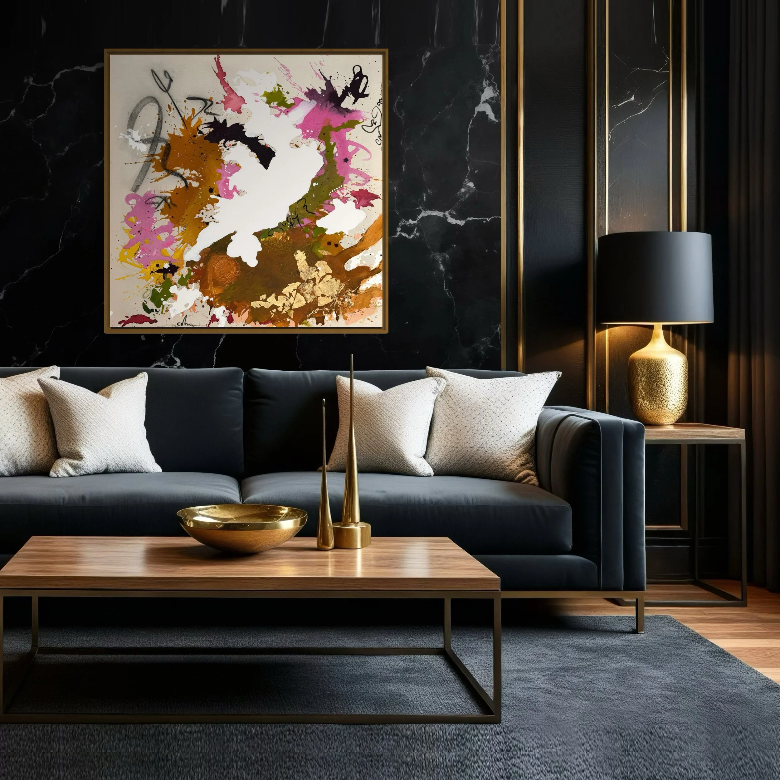 Ein elegantes Wohnzimmer mit schwarzem Sofa, weißen Kissen, einem Holz-Kaffeetisch, einer schwarzen Stehlampe mit goldener Basis, moderner abstrakter Kunst an der Wand und Goldakzenten im Raum.