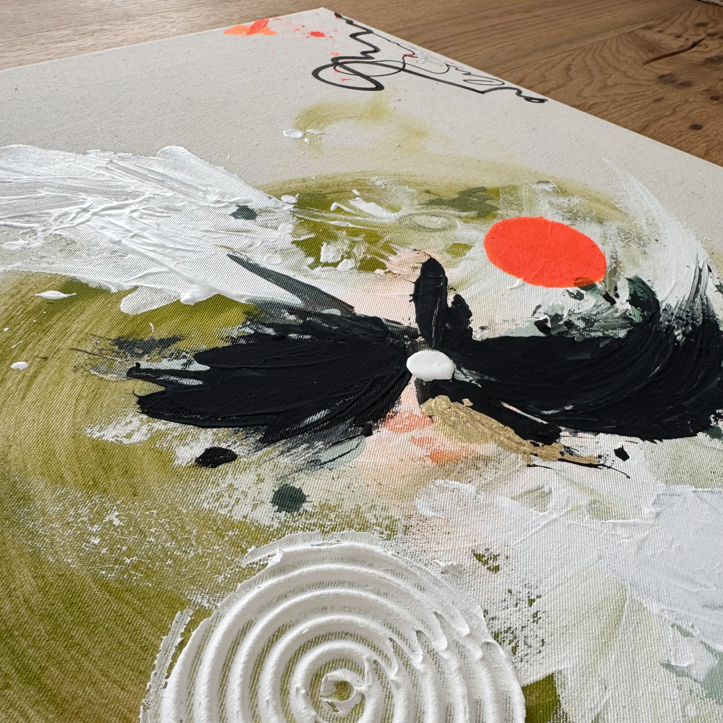 Abstrakte Acrylmalerei mit schwarzer, weißer, grüner und roter Farbe auf Leinwand