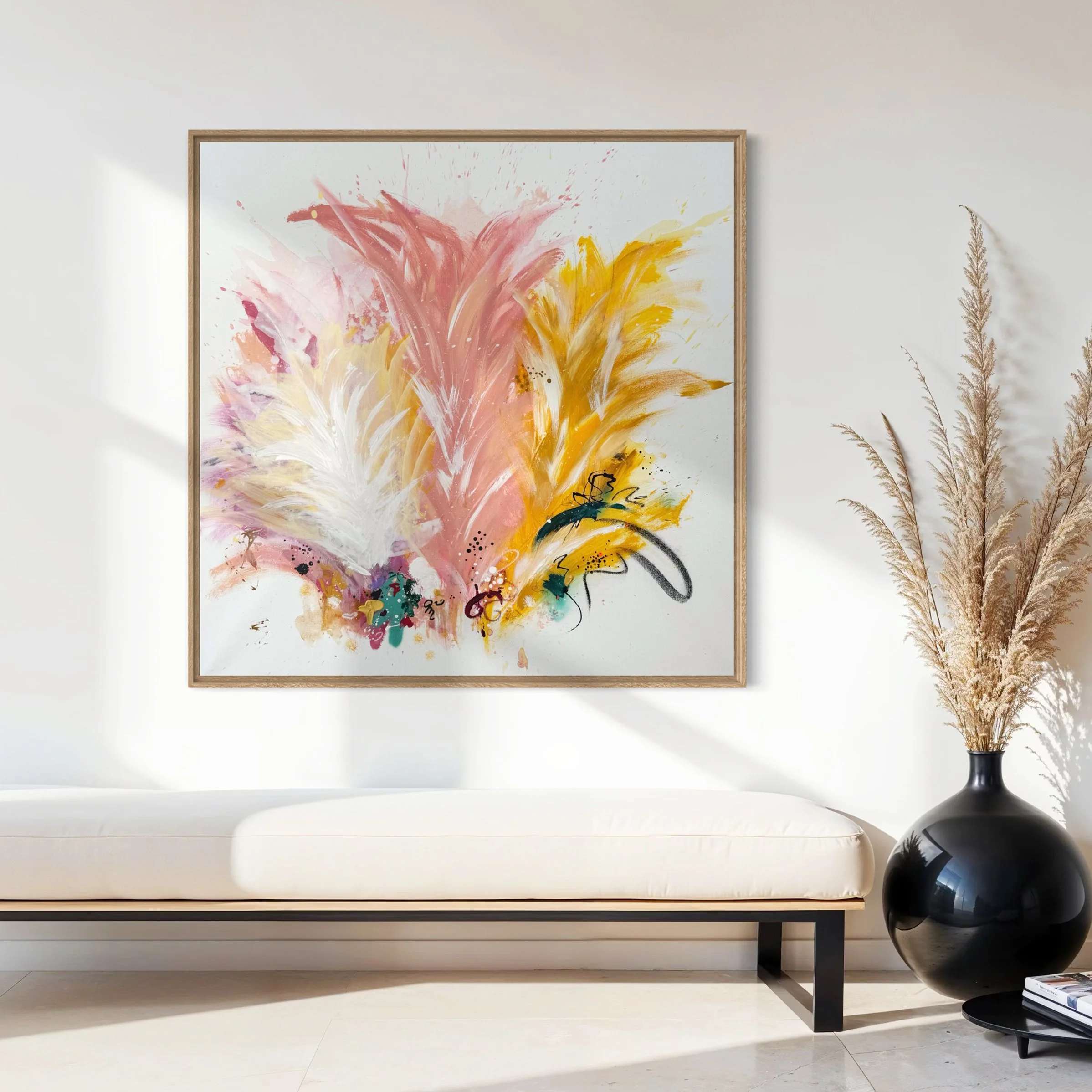 Moderner Raum mit einem abstrakten Gemälde aus kräftigen, pastellfarbenen Pinselstrichen auf weißem Hintergrund, rechteckigem Rahmen, neben einem weißen Sofa und einer schwarzen Vase mit Trockenpflanzen.