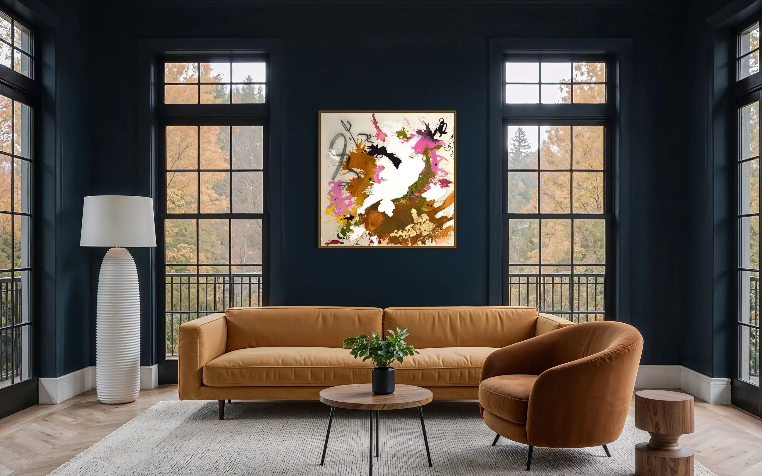 Modernes Wohnzimmer mit blauer Wand, großen Fenstern, einer gelben Sofalandschaft, einem braunen Sessel, Teppich, Stehlampe, kleiner Holztisch mit Pflanze, abstrakte Wandkunst, Blick nach draußen auf Bäume im Herbst.