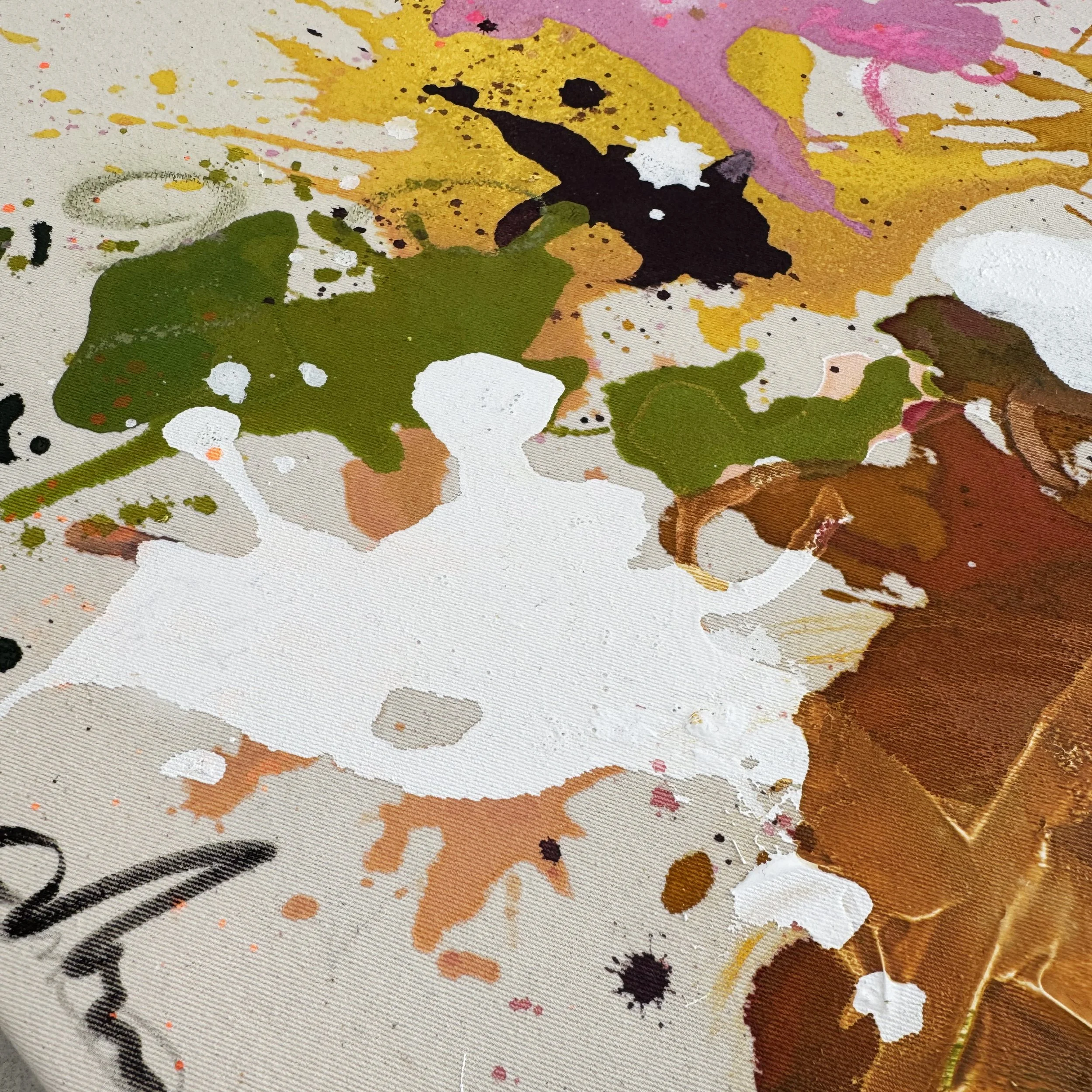 Abstrakte Malerei mit bunten Farbspritzern in Gelb, Rosa, Grün, Schwarz, Weiß und Braun auf Leinwand.