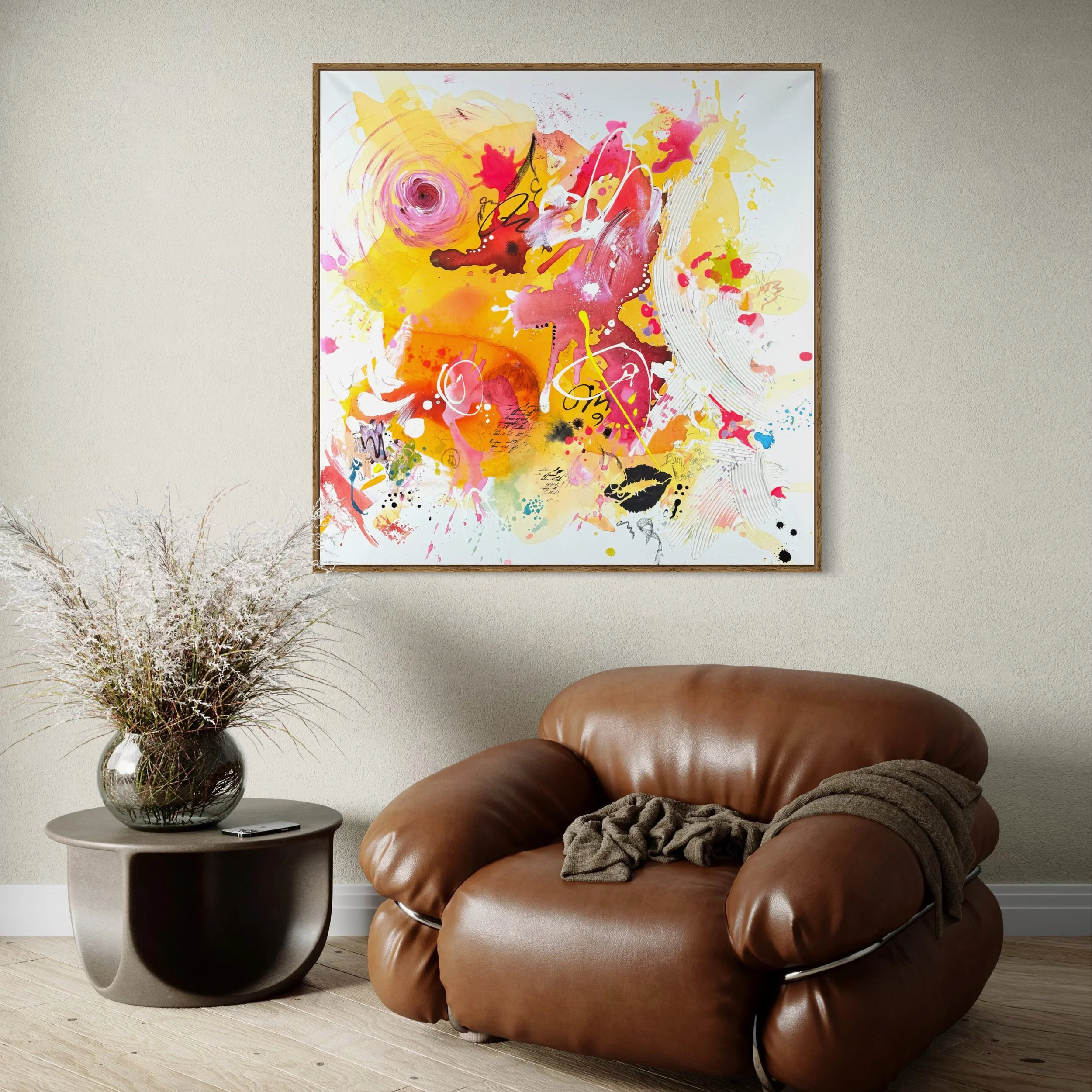 Modernes Wohnzimmer mit abstraktem Kunstwerk an der Wand, braunem Ledersessel, grauer Beistelltisch mit Vase und Trockenblumen, holzfarbenem Boden.