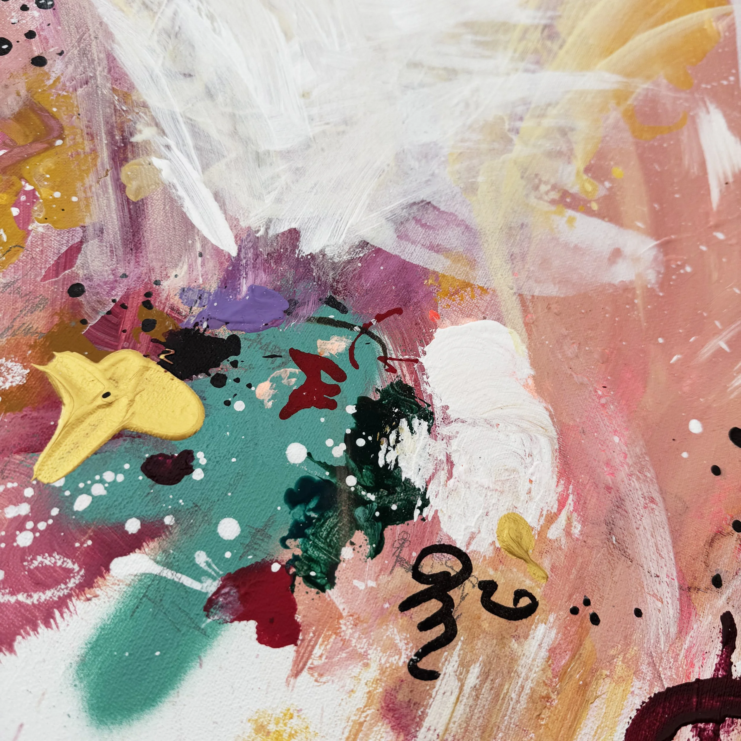 Farbenfrohes abstraktes Gemälde mit Pinselstrichen, Spritzern und Farbklecksen in verschiedenen Farben, darunter Türkis, Gelb, Rot, Schwarz, Weiß, Pink und Lila.