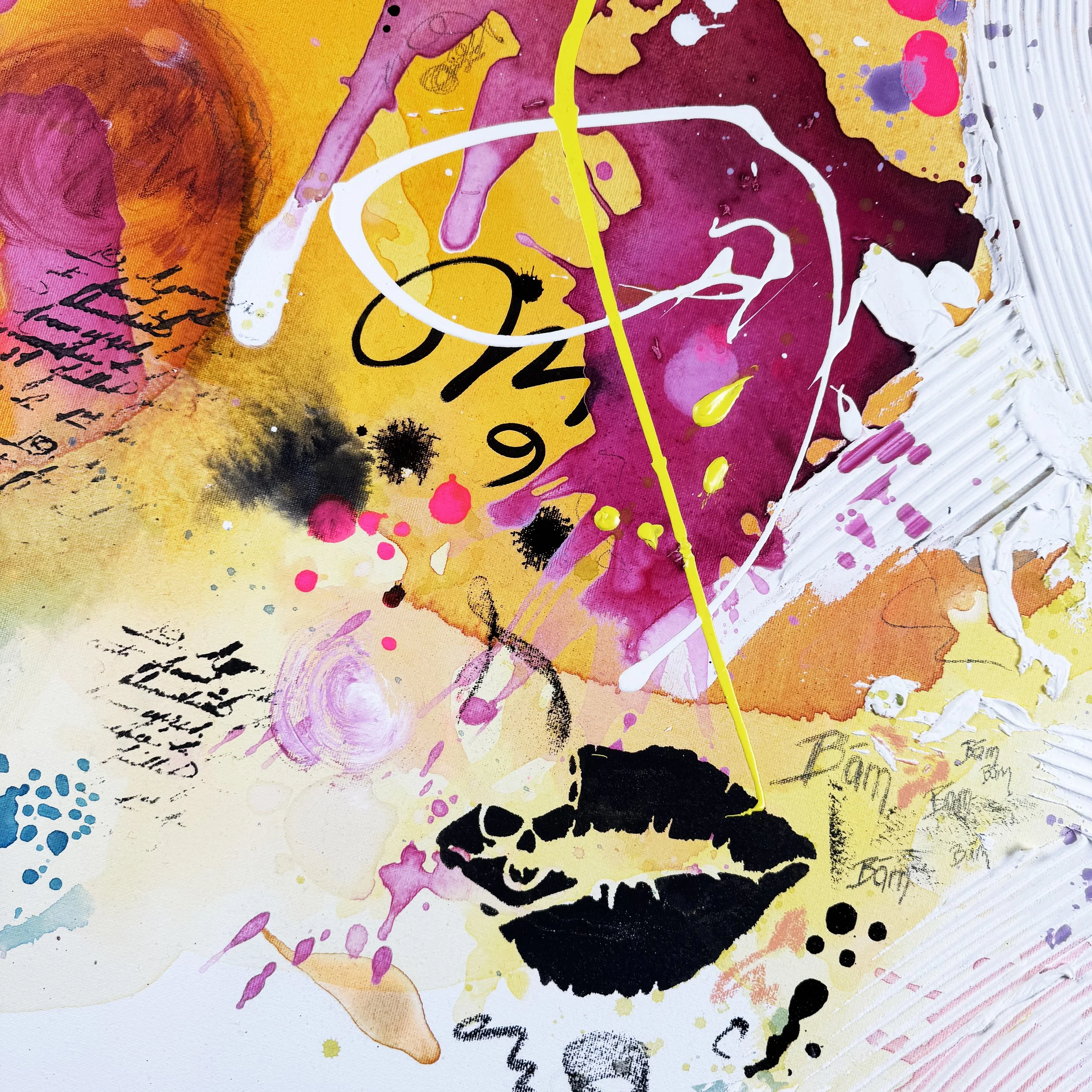 Abstrakte Kunst mit bunten Farbklecksen, Linien und Schriftzügen, inklusive eines schwarzen Lippenstifts mit Zähnen, einer gelben Linie und weißen, pinken, schwarzen und orangenen Farbtupfern.