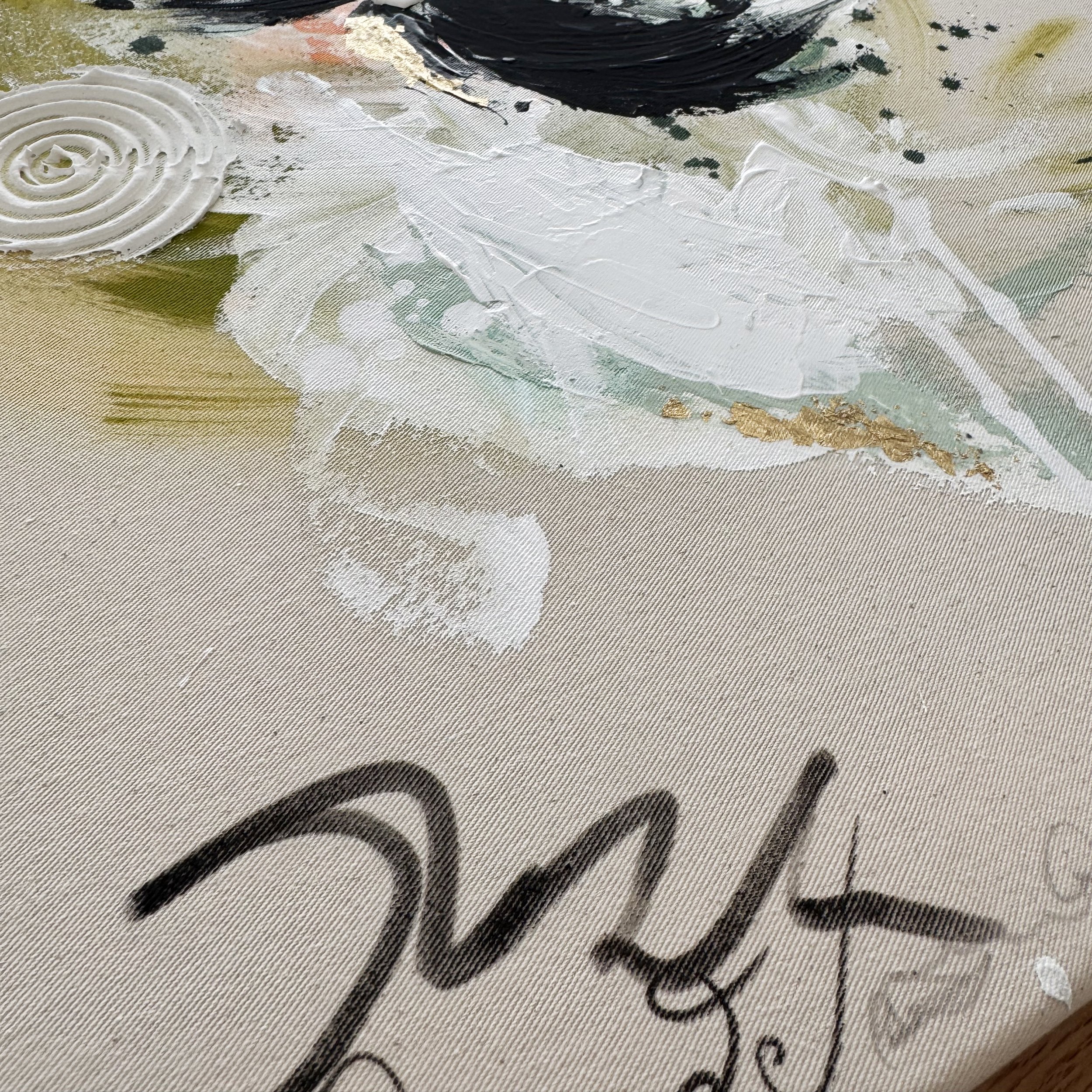 Ein abstraktes Gemälde mit Pinselstrichen in Weiß, Schwarz, Grün und Gold auf Leinwand.
