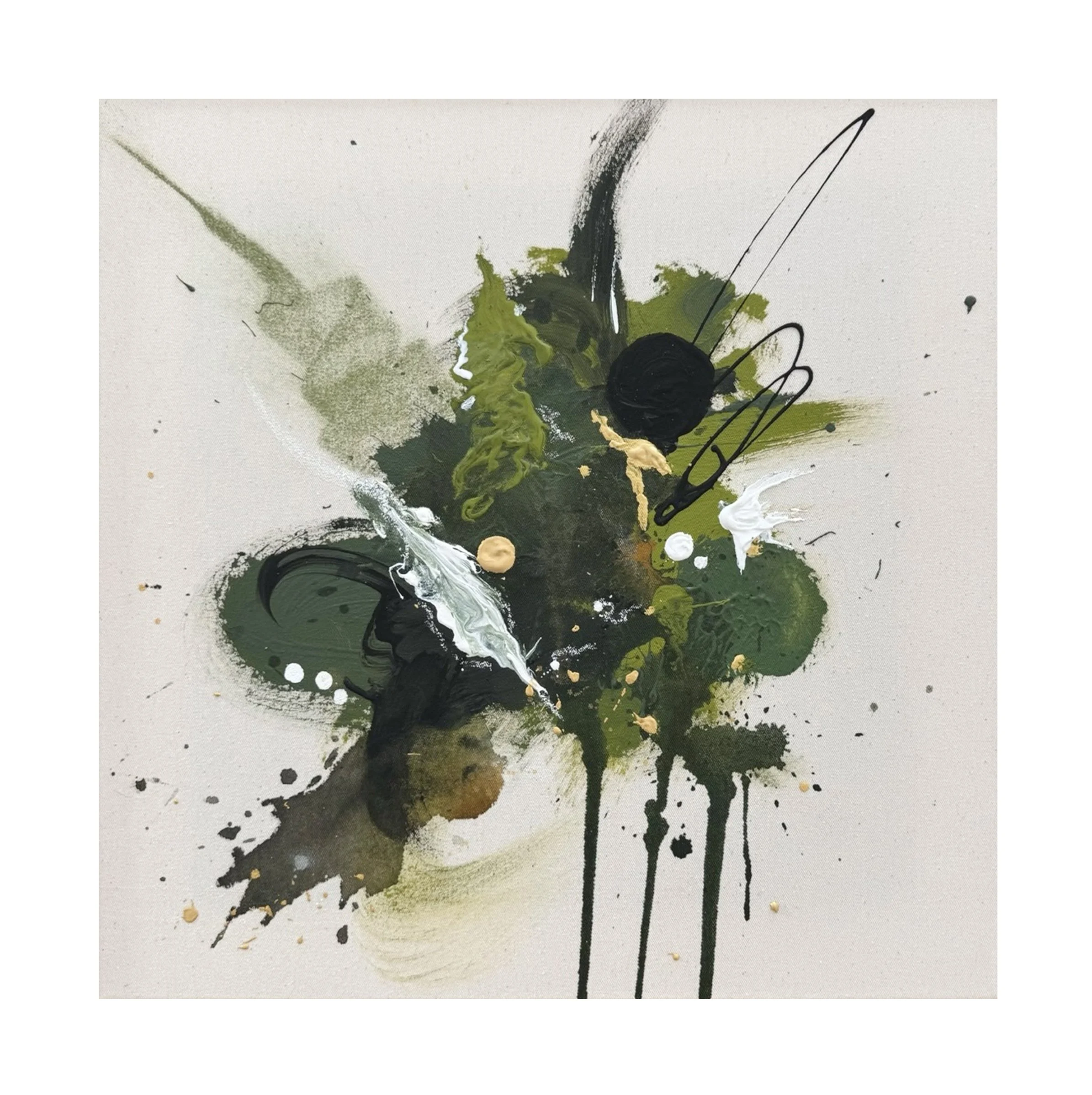 Abstrakte Kunst mit grünen, schwarzen, weißen und beigen Farbklecksen und Pinselstrichen auf weißem Hintergrund.