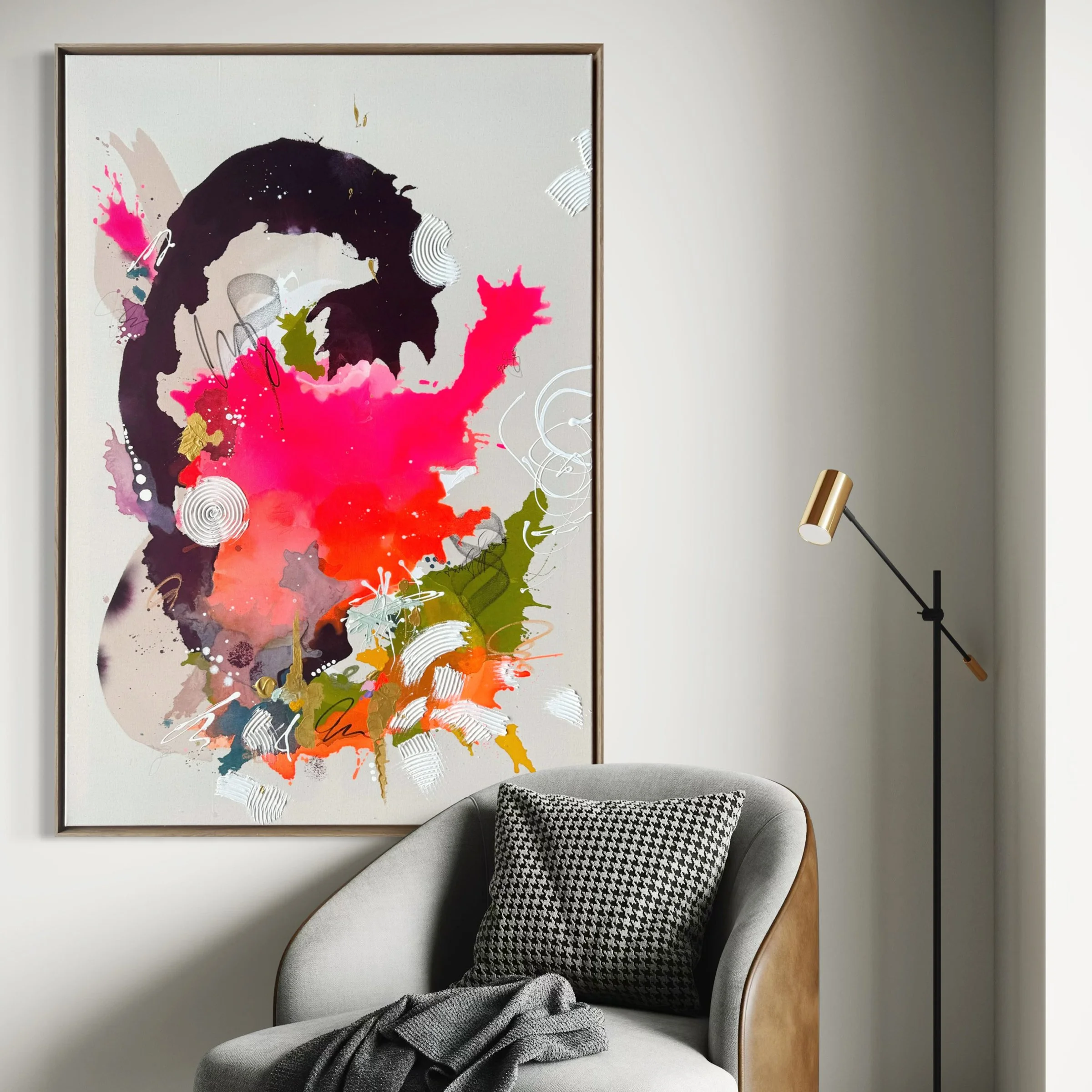 Modernes Wohnzimmer mit abstrakter bunter Kunst poster, grauem Sessel, schwarzem Kissen mit Schwarz-Weiß-Muster, Stehlampe mit goldener Lampenschirm