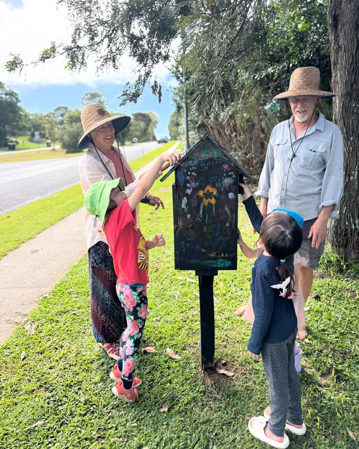 Ocean shores preschool and their community love their street library but its paintwork was looking a little sun faded and weather-worn, it had seen better days!! 

When one of our Grand Friends mentioned that he loved fixing things we asked if he&rsq