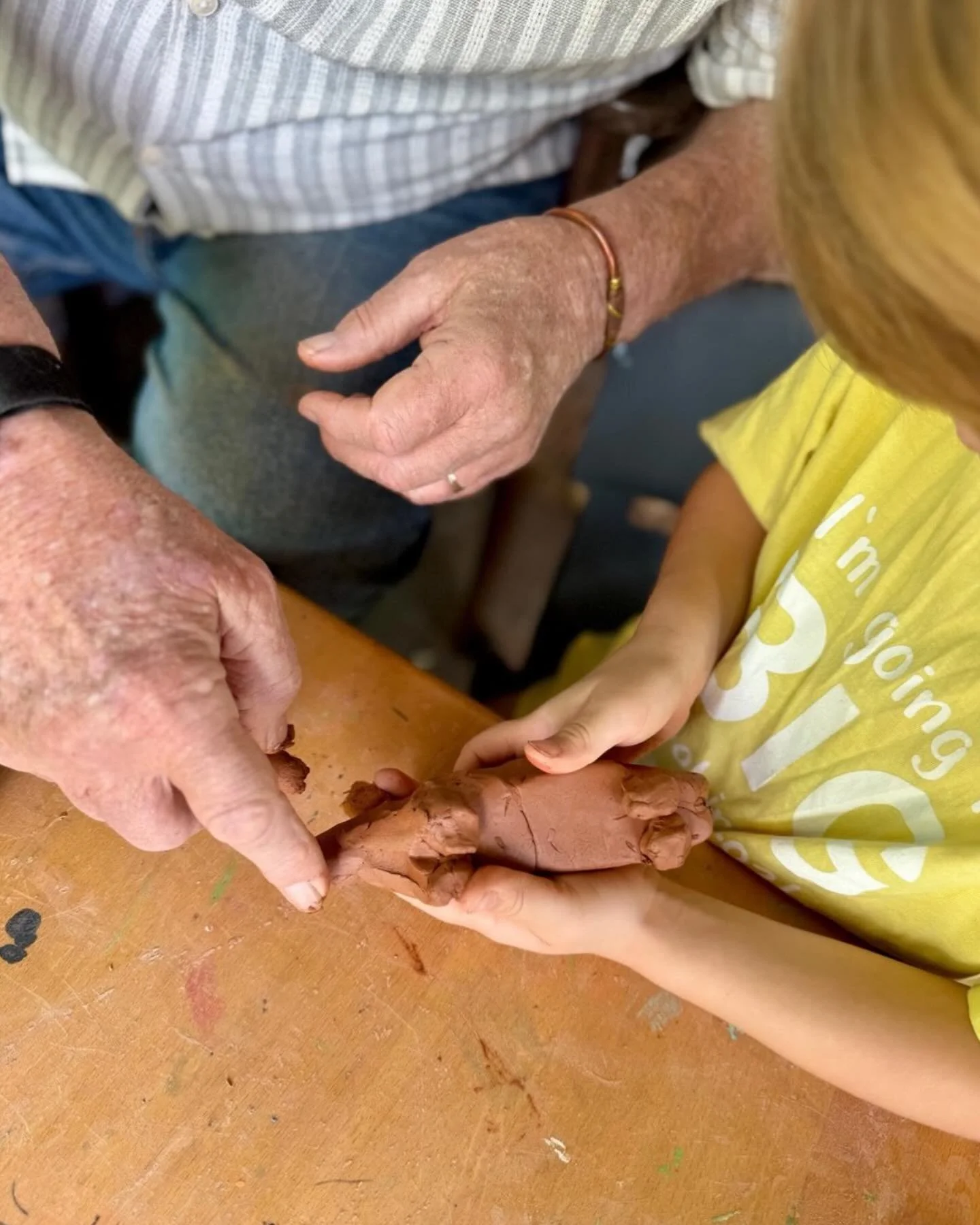 One of our lovely Grand Friends, @davidshawgallery teaching the children how to model clay polar bears 🐻&zwj;❄️ 

When David asked during our info session if he could bring some clay work into the program, we were more than happy to make it happen! 