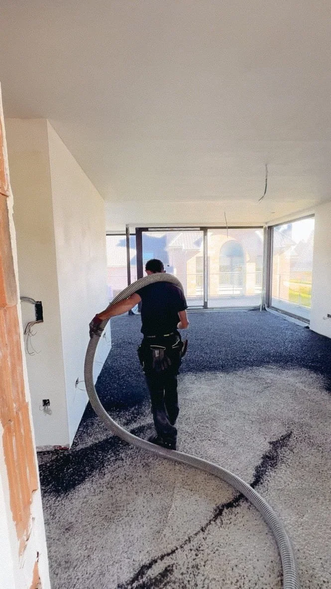 Via een flexibele darm brengen we Polysonor naar binnen, zonder één deur of muur aan te raken.