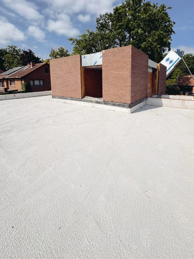 Een plat dak met thermische isolatie laat geen warmte ontsnappen.