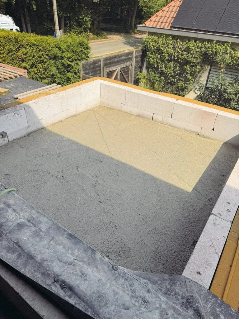 Dit plat dak kreeg een volledige thermische isolatielaag.