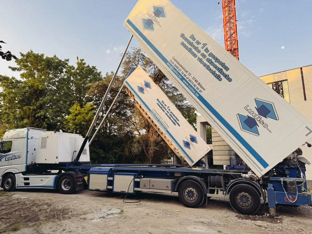 Onze vrachtwagens leveren de producten tot op de werf.