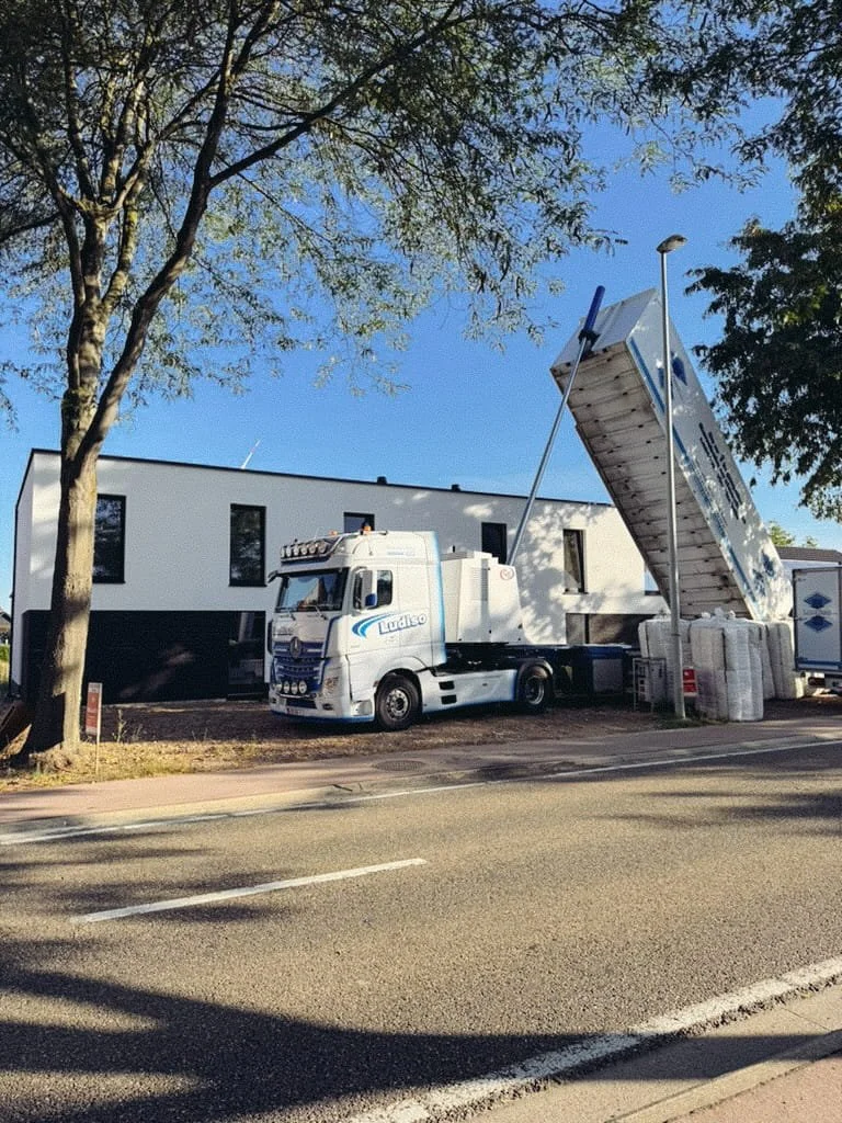 Onze vrachtwagen vol isolatie, rechtstreeks tot bij de werf.