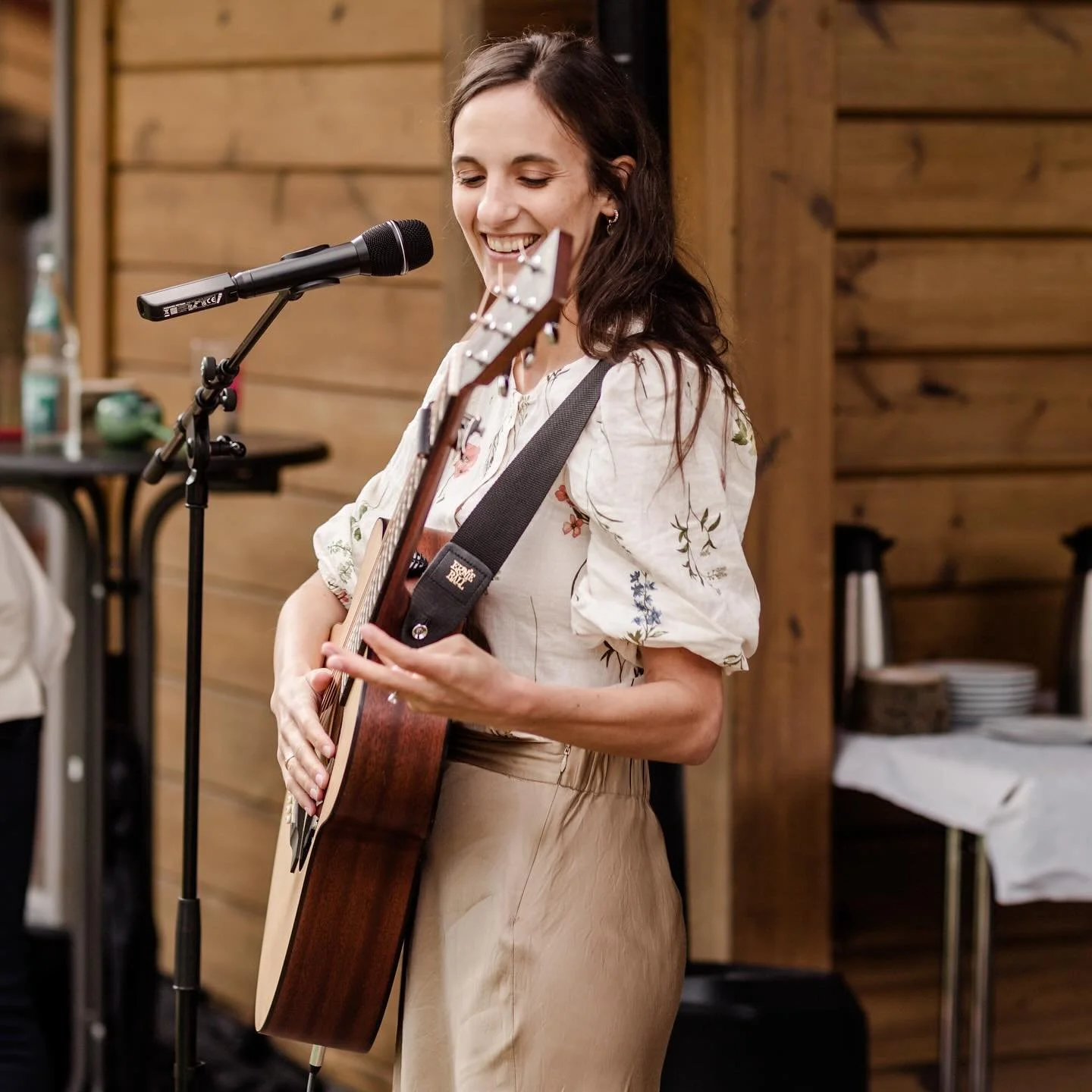 Auftritte voll und ganz genie&szlig;en &hearts;️ &hellip;
&hellip; ist etwas, das ich erst jetzt, nach mehreren Jahren als Hochzeitsmusikerin, wirklich kann. Mich fallen lassen in den Moment. Aufregung Aufregung sein lassen. Die war immer da und darf