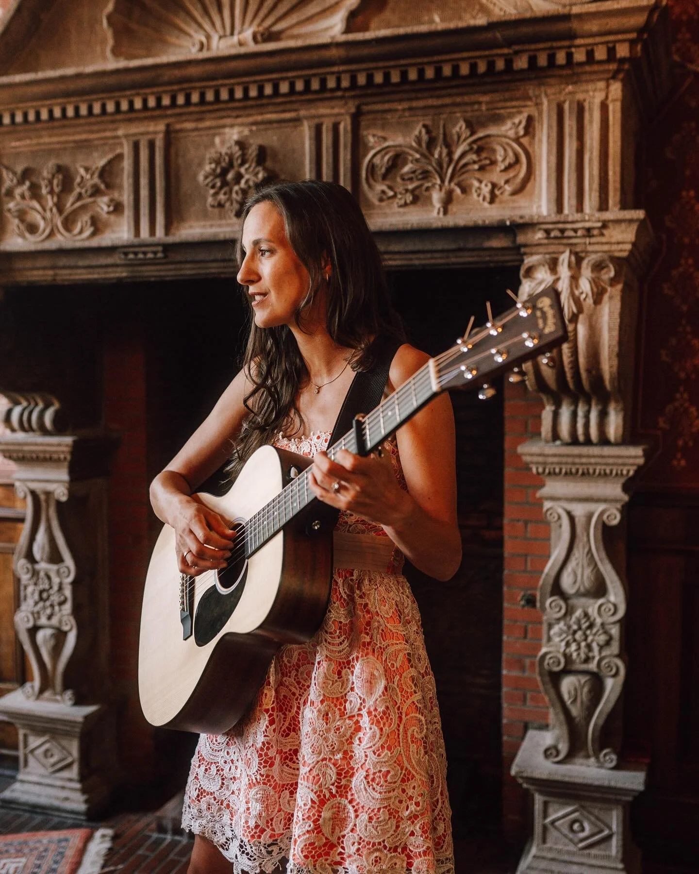 Drau&szlig;en ist es schon so kalt, wir haben gestern den Kamin angeschmissen 🔥 

Bevor ich musikalisch auch in Winterpause gehe, darf ich am Samstag noch eine Oktober-Hochzeit in K&ouml;ln begleiten 🍁🍂☀️ 

Letzte Woche habe ich daran gezweifelt o