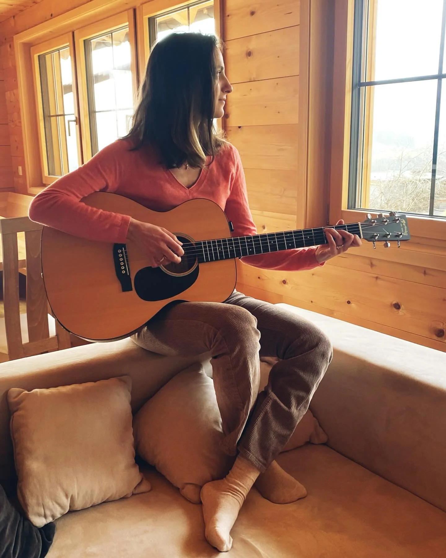 Drei Urlaubs-Fakten &uuml;ber mich: 
(1) Wann immer es m&ouml;glich ist, kommt die Gitarre mit in den Urlaub. Ich liebe es, abseits vom Alltag mit ihr zu &uuml;ben, mich mit ihr zu verlieren - in Songs, die ich noch nie oder ewig nicht mehr gespielt 