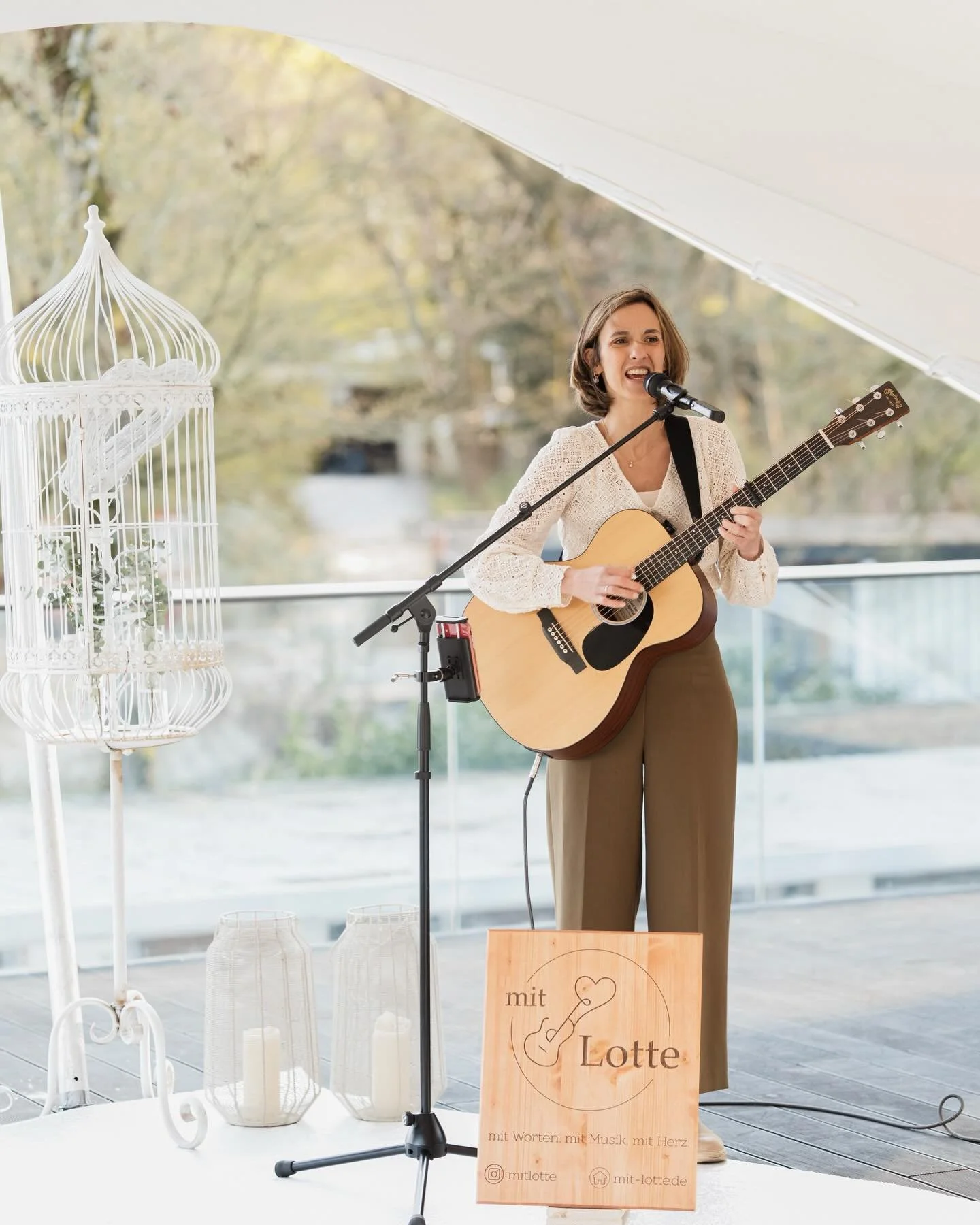 Mit Leidenschaft f&uuml;r eure Trauung.
Mit Gef&uuml;hl f&uuml;r eure Wunschlieder.
Mit Gitarre f&uuml;r euer Live-Musik-Erlebnis.

Vielen Dank f&uuml;r das Foto @donyastudio und das tolle Open Door Event @seepavillon_koeln 

#singendetraurednerin #h
