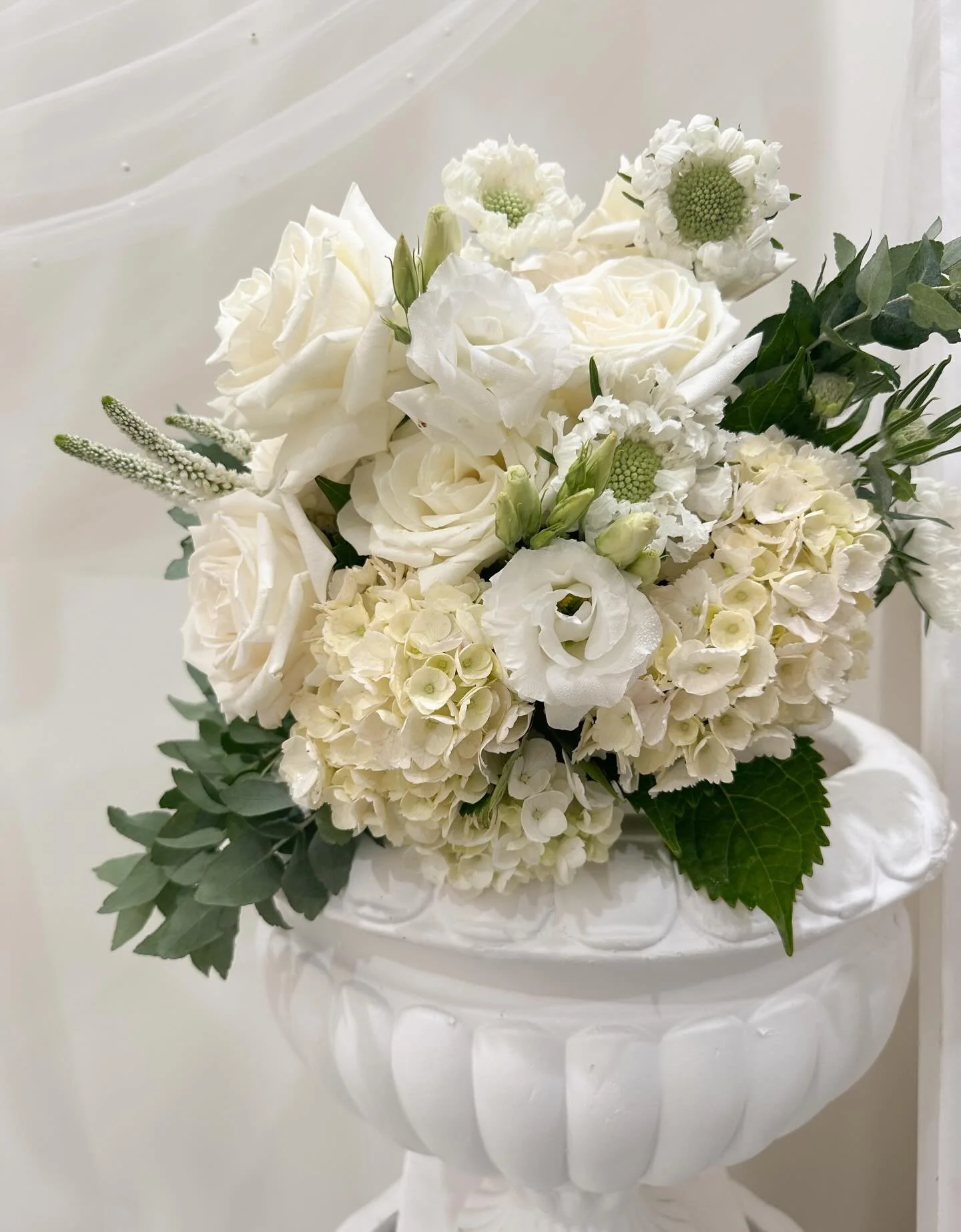 Gorgeous country chic bouquet for Kylie @tamborinemountainglades hair by @themakeuphut__ makeup by @makeupbystefanienewham