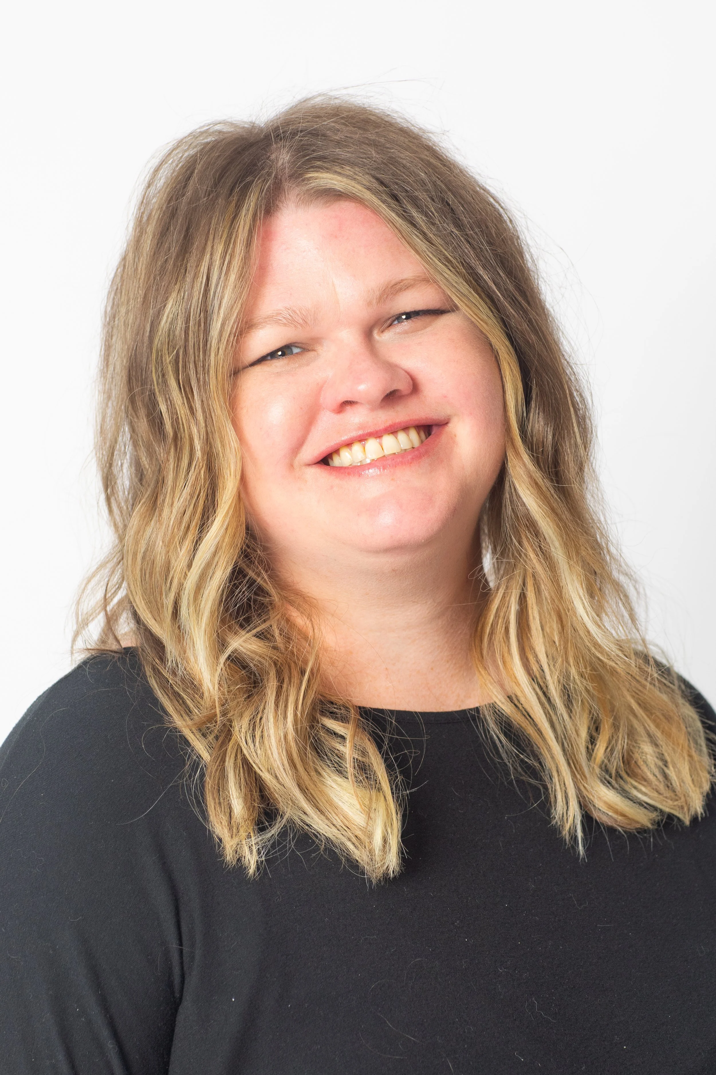 A soft, blended blonde with lived-in roots and textured waves. This fresh, low-maintenance look adds brightness while keeping the hair healthy and natural-looking. lived-in blonde Atlanta, textured waves, blonde highlights, natural blonding, low-main