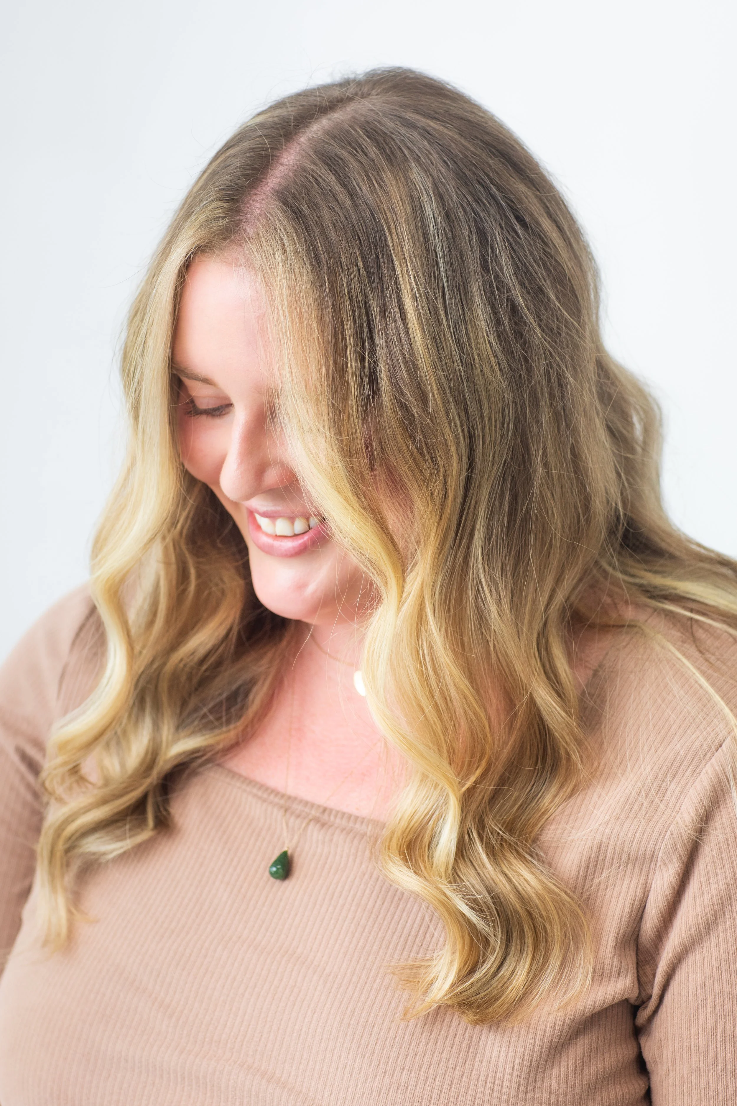 Side profile showing long, golden-blonde waves with natural movement and seamless blending. A great example of effortless blonding that grows out beautifully. Atlanta blonde stylist, golden blonde waves, long blonde hair, soft highlights, seamless bl