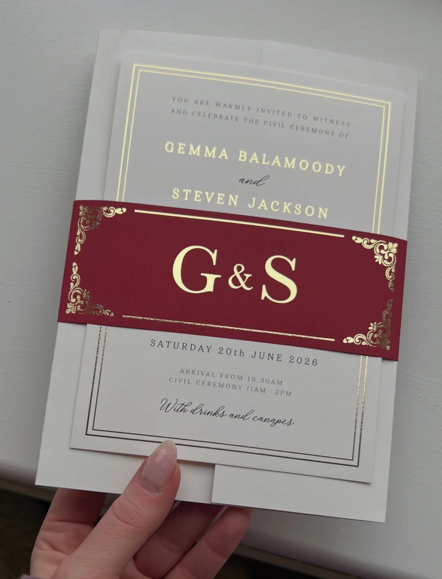 Gold foiled belly-bands ✨ 

For this invitation suite, the addition of a gold foil belly-band was the natural choice, and boy, does it look fabulous! Printed directly on to coloured paper, they are luxurious, classy and tie everything together perfec