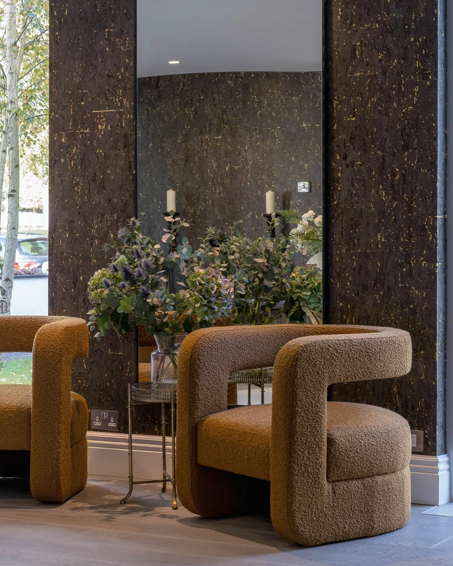 Large entrance halls should feel spacious, not sparse. Through thoughtful zoning, tactile wall coverings, and sculptural soft seating, we transformed this expansive space into a refined and welcoming entryway

📷: @benfearnheadphotography 

#interior