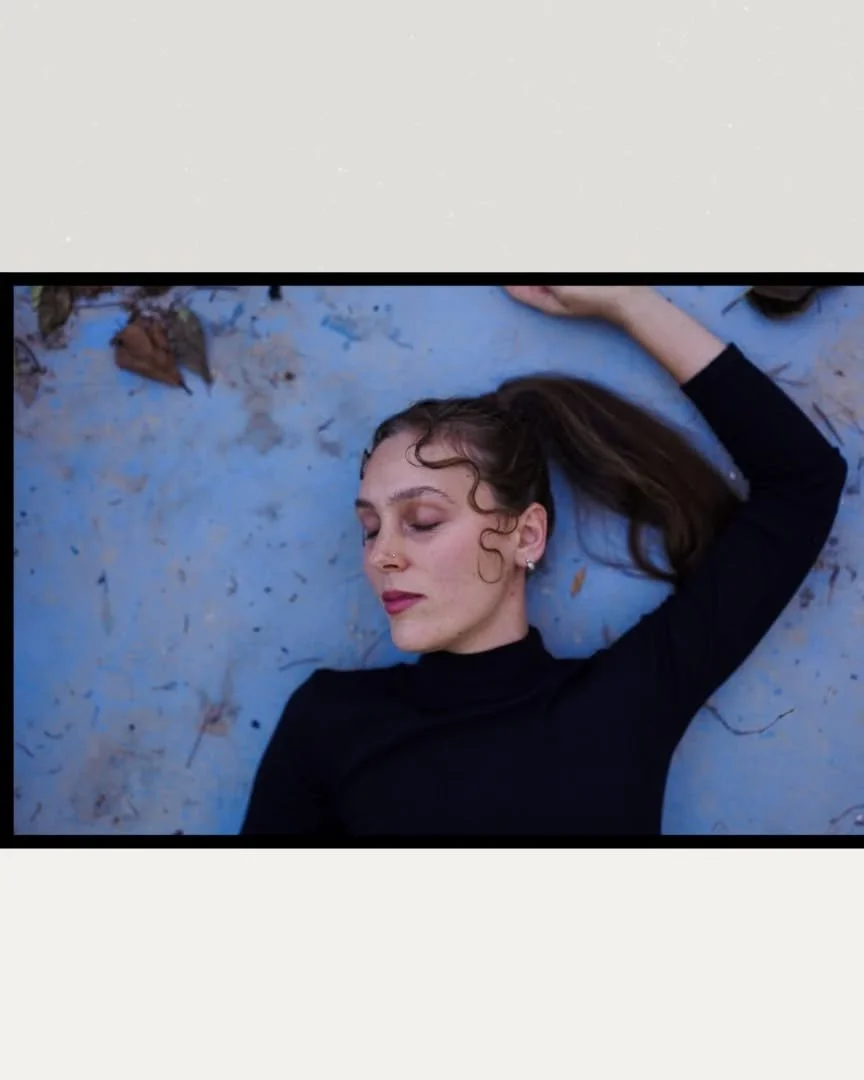 &bull;&deg;> a l v a c &iacute; o <&deg;&bull; 

@karolinaseyyah 
#portraitphotography #swimmingpool #piscina #retratofemenino #mujerfotografa #woman #womanblue #sesiondefotos