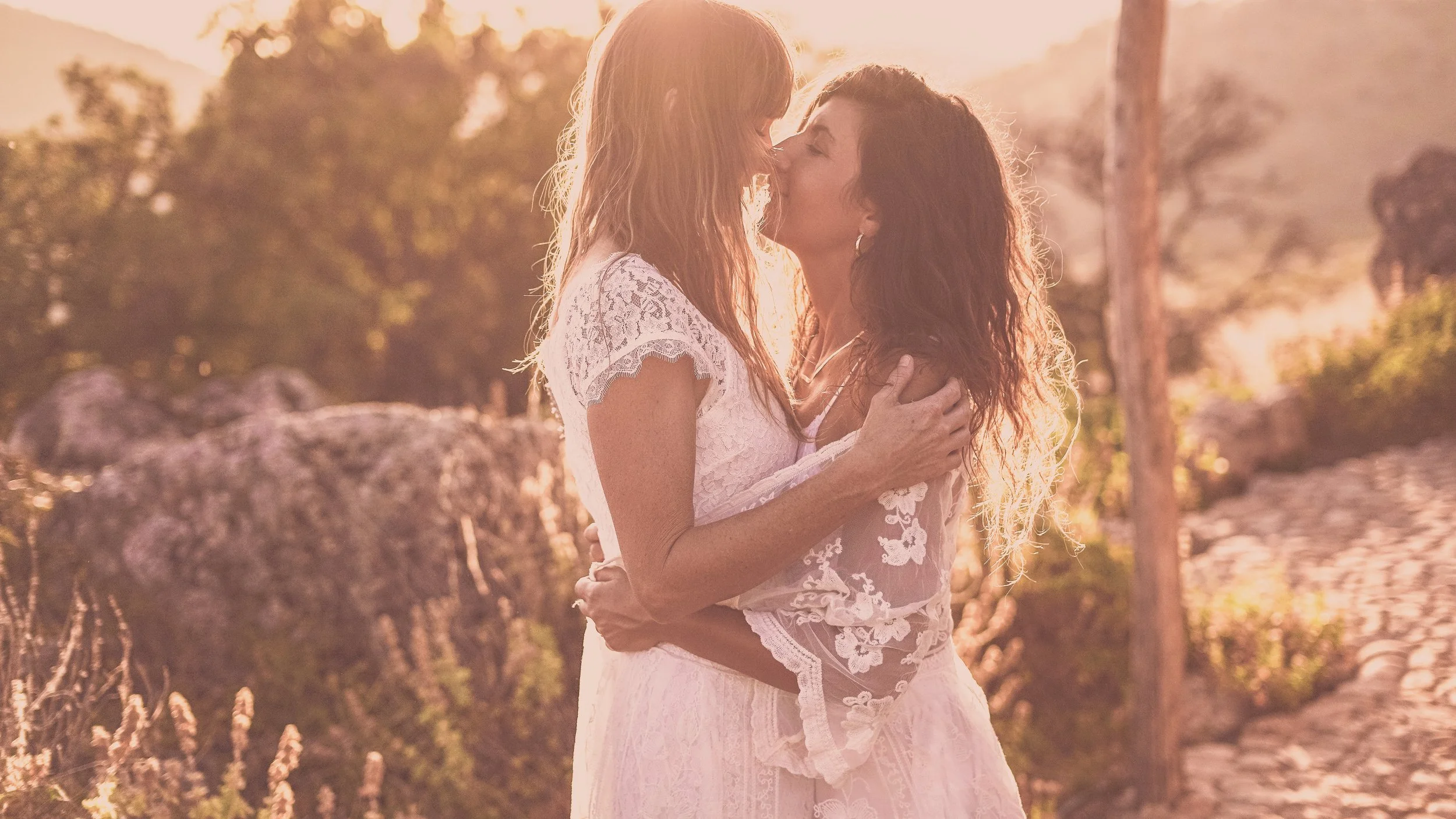 Fotógrafa de Bodas en la Naturaleza, bodas LGTBI en Cádiz, Jaén, Andalucia. Novias recién casadas en el campo. España