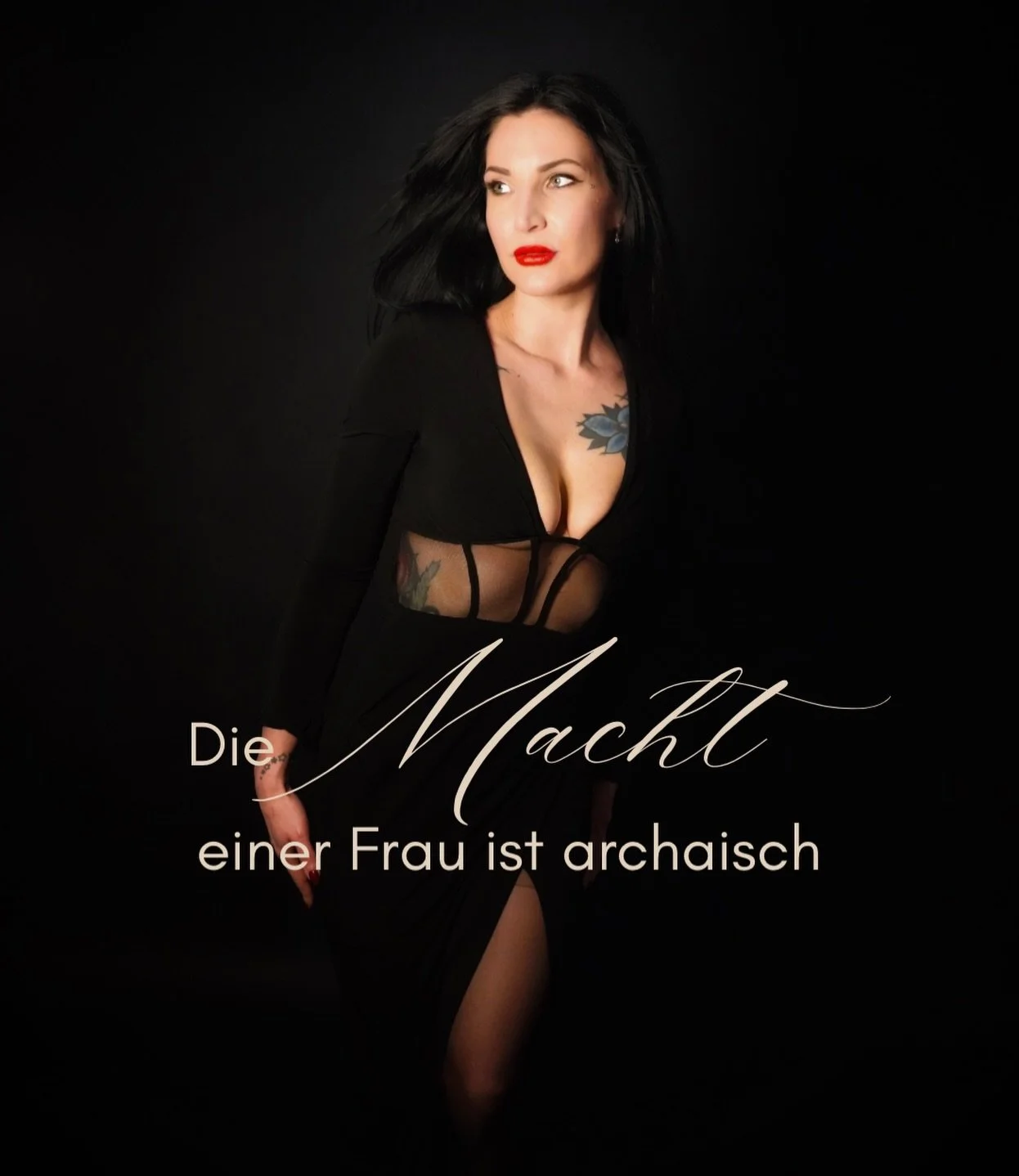 MACHT geh&ouml;rt in die H&auml;nde von Frauen. 
Weibliche Macht wirkt anders. 

Sie ist uralt, vor Sprache, vor Ordnung, vor Regeln.
Sie verschiebt Welten.
Sie ist Wissen im K&ouml;rper, nicht im Kopf.
Sie ist zyklisch statt linear.
Sie ist verbunde