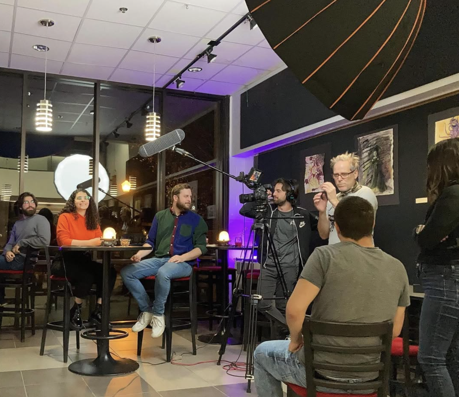 Daniel Parent donnant un atelier de jeux pour les acteurs et actrices