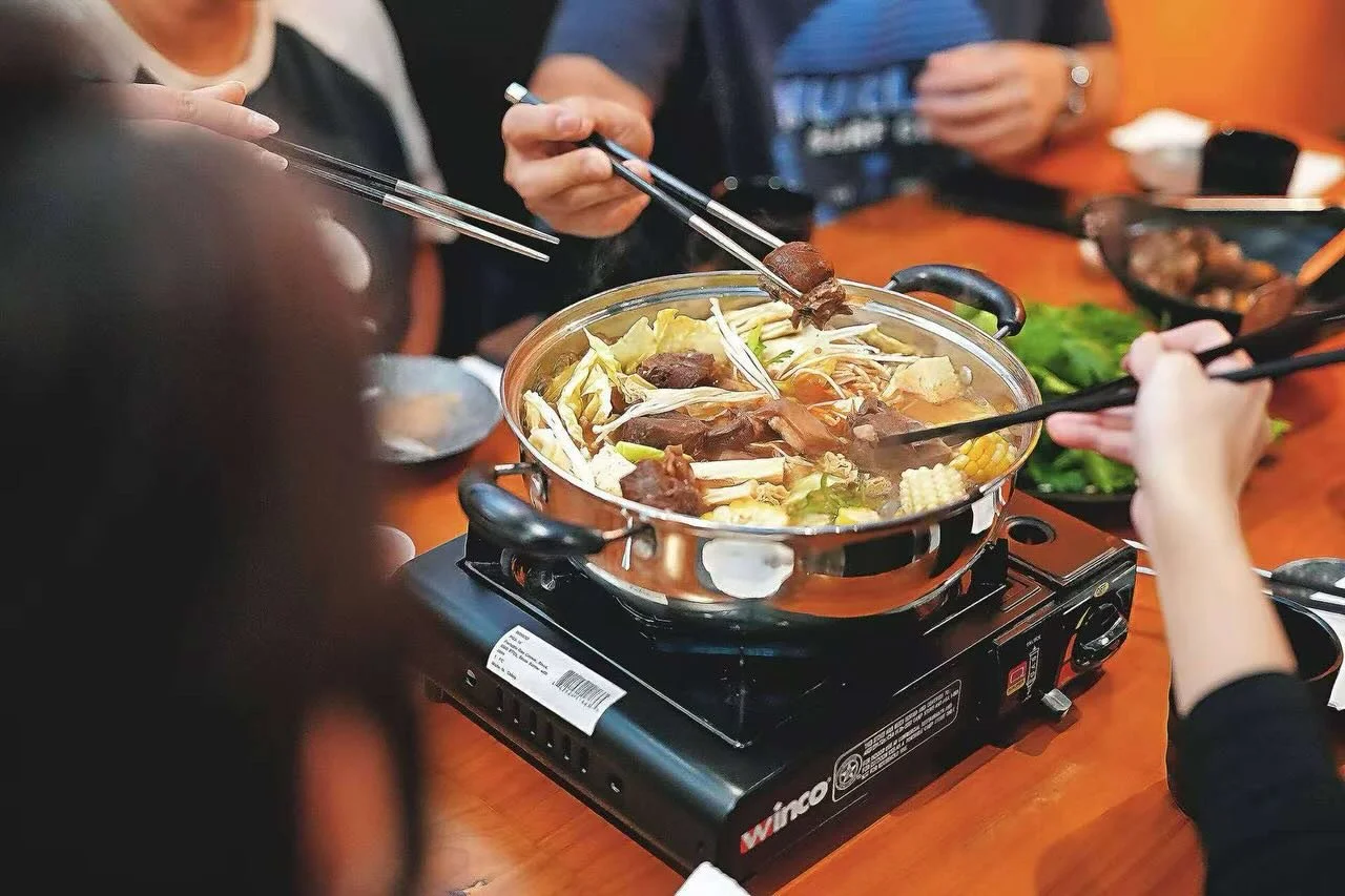 冬至就是要和喜歡的人圍著一桌暖呼呼的美食🥘
火鍋、海鮮、炸盤 啤酒一起上桌
越吃越暖、越吃越幸福❤️

On Winter Solstice, we warm up with good food and great company.
Hot pot, seafood, crispy bites, and cold beer &mdash;
the perfect way to heat up the night.🔥

一起補個冬、迎接新一年！
Let&rsquo;s warm up and 