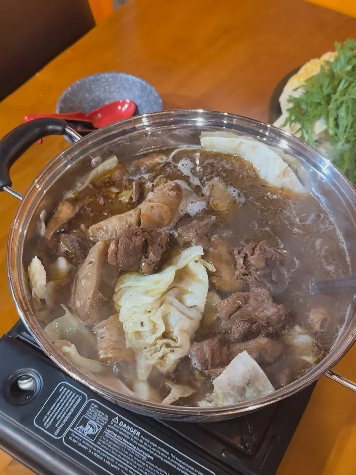 🔥台北棧暖冬主場，全靠這兩鍋！🔥

暖冬開鍋！人氣羊肉爐 &times; 經典薑母鴨 限量供應！

天氣愈冷，愈需要一鍋能暖到心底的味道。
台北棧暖冬雙主打，正式開賣！

🍲 暖心雙主角

🐑 濃郁羊肉爐
－慢火熬煮、湯頭甘甜不膩
－帶皮羊腩滿滿一鍋、越煮越香

🦆 老薑爆香薑母鴨
－薑香濃郁、微酒氣超暖身
－喝一口，整個人都回神！

📌 期間限定｜肉多湯濃｜適合家庭、聚餐、宵夜
今天不煮？來台北棧開一鍋暖呼呼的就對了！
趕快揪團一起暖胃、暖心！❤️