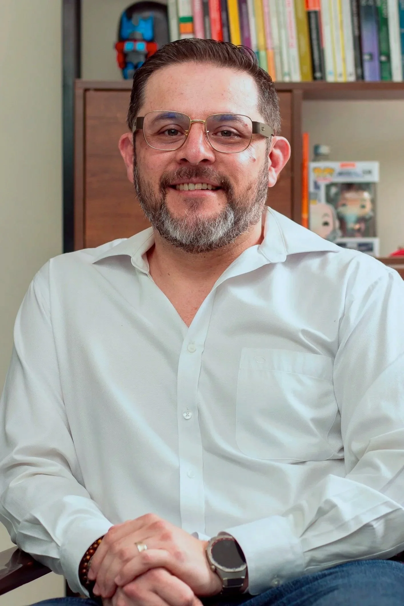 Maestro en Terapia Breve Sistémica (TCBS), Especialista en Terapia Cognitivo-Conductual (TCC) y Certificado en Hipnosis Clínica por el Consejo Mexicano de Hipnosis Clínica A.C.,