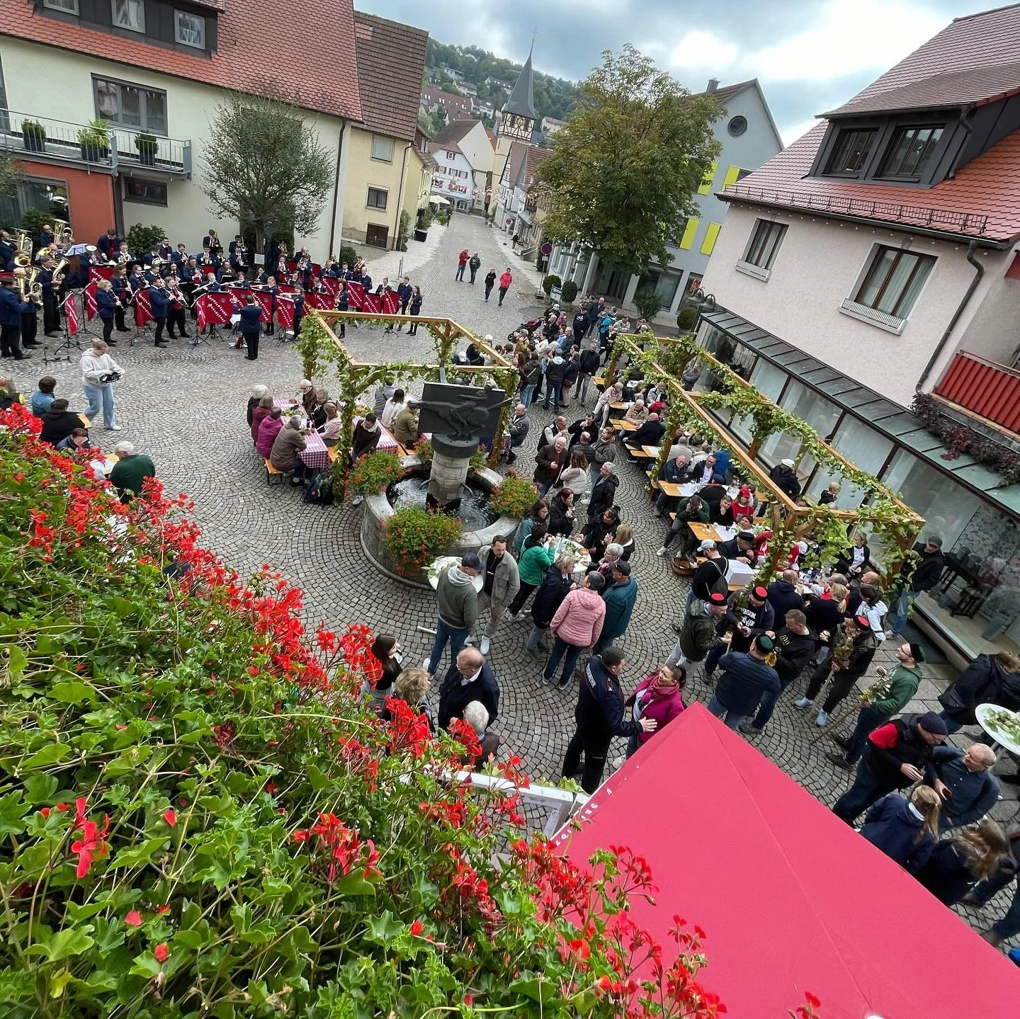 R&uuml;ckblick 💚🍇❤️ Herbstfest 2025

Ein wunderbares Herbstfest 2025 liegt hinter uns! 🎉 Ein besonders Highlight - das Jubil&auml;um: 100 Jahre @winzertanz_niederstetten 

Ein riesiges Dankesch&ouml;n an alle Beteiligten:

🎪 Festzeltbetrieb @zelt